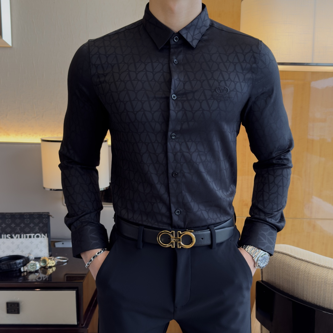 NO:531689,Valentino - ss-Autumn and Winter Fashion Big Boutique Long-sleeved Shirts, Trading Company Channel Products, the quality is perfect, it belongs to the cabinet level, predictable hot product, high-end customized imported high-end cotton blend fabric, master-level tailoring, invincible texture, excellent skin-friendly, very outstanding aesthetic design, exquisite craftsmanship, smooth lines, perfect matching!  Easy to upgrade the sense of fashion, with high recognition, excellent upper body effect, extremely exquisite workmanship, neat and meticulous routes, and can be matched for business or daily leisure!  Counter size M-3XL, valentino,shirts,alexander wang19860909华伦天奴 - ss秋冬时尚大爆款精品长袖衬衫,贸易公司渠道货,品相完美如斯,属于入柜级别,可预见性的爆款,高级定制进口高级棉混纺面料,大师级剪裁,质感无敌,亲肤性极佳,非常出彩的美学设计,工艺精湛,线条流畅,完美搭配！轻松将时髦感进阶,有着高强辨识度,上身效果超赞,做工极为考究严谨,走线工整细致,商务抑或日常休闲均可搭配！专柜尺码 M-3XL,,valentino,shirts,alexander wang,Men's clothing