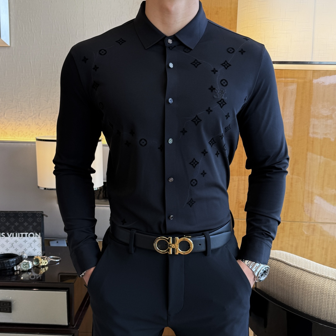 NO:527363,LV - ss autumn and winter fashion hits high-quality long-sleeved shirts, trading company channel goods, perfect quality, belonging to the cabinet level, predictable hot product, high-end customized imported high-end cotton blend fabric, master-level tailoring, invincible texture, excellent skin-friendly, very outstanding aesthetic design, exquisite craftsmanship, smooth lines, perfect matching!  Easy to upgrade the sense of fashion, with high recognition, excellent upper body effect, extremely exquisite workmanship, neat and meticulous routes, and can be matched for business or daily leisure!  Counter size M-3XL, louis vuitton,shirts,alexander wang19860909LV - ss秋冬时尚大爆款精品长袖衬衫,贸易公司渠道货,品相完美如斯,属于入柜级别,可预见性的爆款,高级定制进口高级棉混纺面料,大师级剪裁,质感无敌,亲肤性极佳,非常出彩的美学设计,工艺精湛,线条流畅,完美搭配！轻松将时髦感进阶,有着高强辨识度,上身效果超赞,做工极为考究严谨,走线工整细致,商务抑或日常休闲均可搭配！专柜尺码 M-3XL,,louis vuitton,shirts,alexander wang,Men's clothing