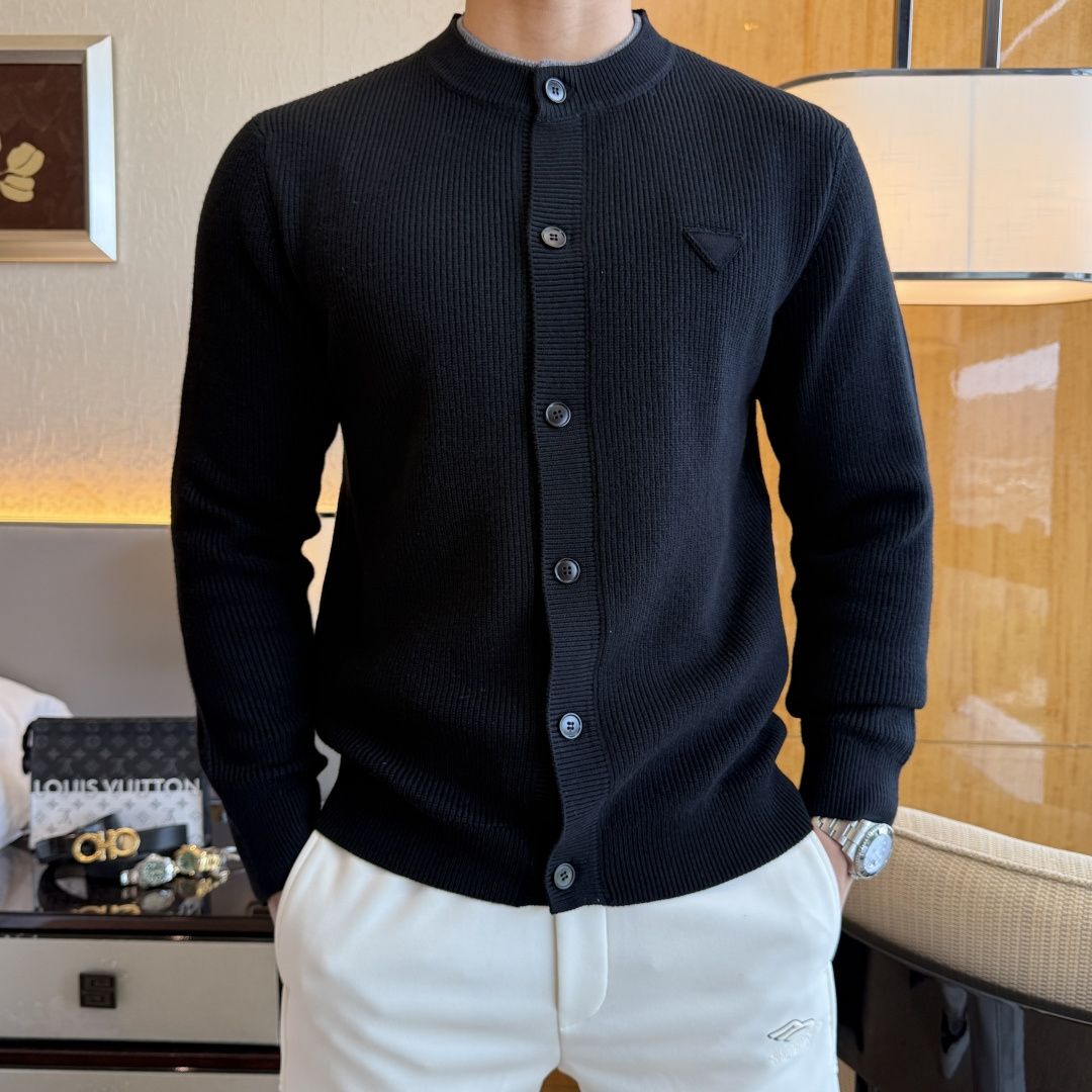 NO:529742,Prada - New men's wool knitted cardigan jacket for autumn and winter. The counter is selling hot items, and a versatile item for all major fashion buyers. It is simple and fashionable and beautiful, with a gentleman look on the upper body. The whole sweater is not only exquisite in texture, but also fine and fine workmanship. The overall beauty and generous ensure that the silhouette of the clothes is not easy to deform. Customized wool fabrics are neither loose nor tight, and have a very good restoration. A fashion item that combines cold resistance and fashion in autumn and winter. m-3XL,,prada, jackets & coats,sweaters,alexander wang19860909普拉达 - 秋冬新款男士羊毛针织开衫外套.专柜在售爆款单品,各大时尚买手明星人手一件的百搭单品.简单时尚甚是好看,上身绅士范十足.整件毛衣不单纹理工艺精美,走线更是精工细作均匀整齐.整体美观大方保证了衣服的廓形不易变形.定制羊毛面料,既不会很宽松也不会很紧绷,恢复性非常好.秋冬御寒与时尚兼备的一款时装单品.m-3XL,,prada,jackets & coats,sweaters,alexander wang,Men's clothing