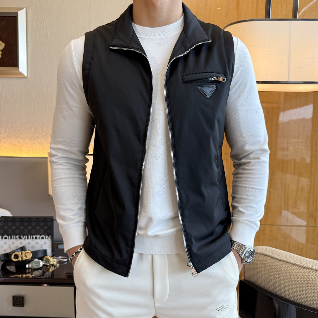 NO:529755,Prada-Sss big hit autumn vest jacket, customized high-quality polyester fabric!  Top-level fashion brand elements logo design, complete with three standards!  The original hardware and accessories have smooth lines and exquisite craftsmanship, excellent upper body style, comfortable fabric, windproof and warm, and casual matching are very fashionable, handsome, casual and fashionable men's must-have!  Size M-3XL can wear up to 190 catties!  ,,prada,jackets & coats,alexander wang19860909普拉达 - ss大爆款秋装马甲夹克,定制高品质聚酯纤维面料！顶级时尚大牌元素logo设计,三标齐全！原版五金辅料,线条流畅,工艺精致,上身版型超赞,面料舒适,挡风保暖,随意搭配都非常时尚帅气休闲时尚男仕必备款哦！尺码M-3XL 最大可穿190斤！,,prada,jackets & coats,alexander wang,Men's clothing