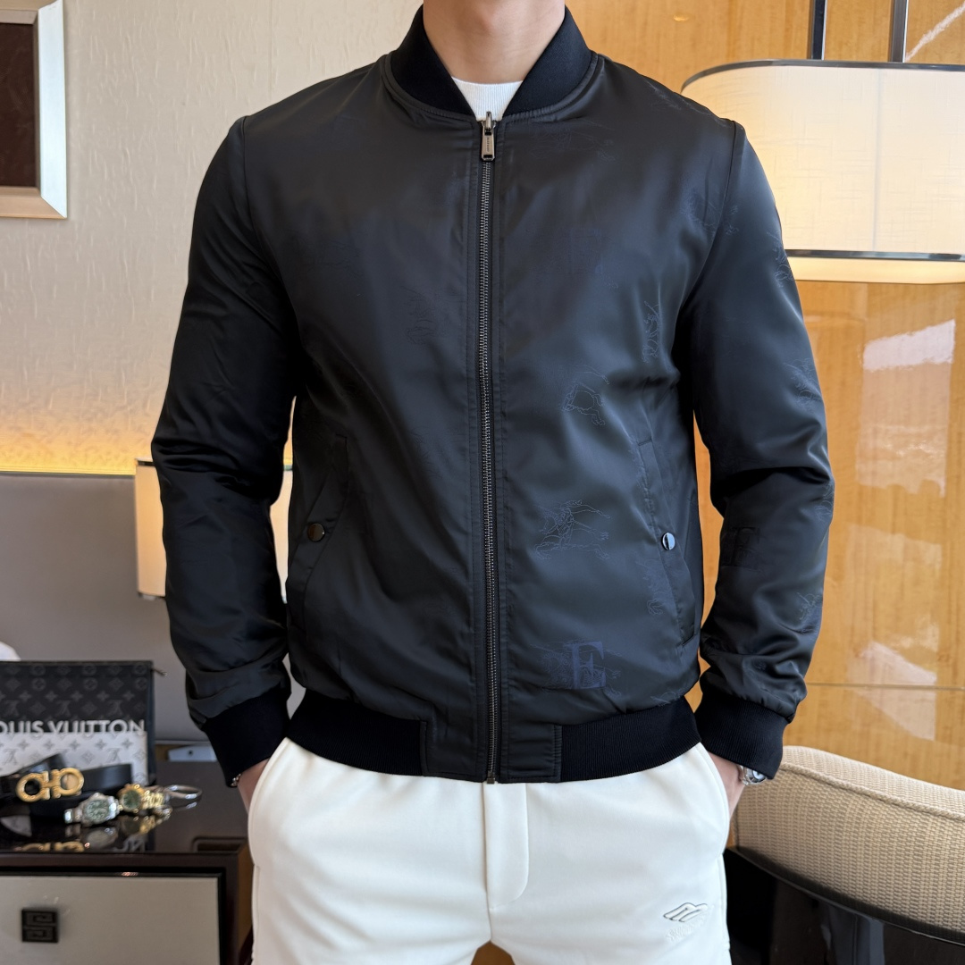 NO:529749,Burberry - SS's big hit autumn and winter boutique double-sided jacket, customized high-quality polyester fabric!  Top-level fashion brand elements logo design, complete with three standards!  The original hardware and accessories have smooth lines and exquisite craftsmanship, excellent upper body style, comfortable fabric, windproof and warm, and casual matching are very fashionable, handsome, casual and fashionable men's must-have!  Size M-3XL can wear up to 190 catties!  ,burberry,jackets & coats,jackets & coats,alexander wang19860909巴宝莉 - ss秋冬大爆款精品双面穿夹克外套,定制高品质聚酯纤维面料！顶级时尚大牌元素logo设计,三标齐全！原版五金辅料,线条流畅,工艺精致,上身版型超赞,面料舒适,挡风保暖,随意搭配都非常时尚帅气休闲时尚男仕必备款哦！尺码M-3XL 最大可穿190斤！,,burberry,jackets & coats,jackets & coats,alexander wang,Men's clothing