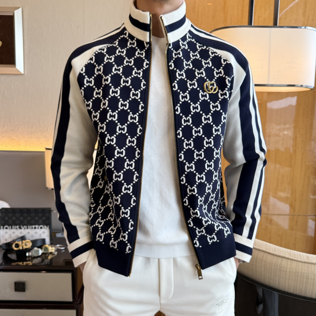 NO:531717,Guqi-ss' big boutique jacket in autumn and winter, customized high-quality polyester fiber fabric!  Top-level fashion brand elements logo design, complete with three standards!  The original hardware and accessories have smooth lines and exquisite craftsmanship, excellent upper body style, comfortable fabric, windproof and warm, and casual matching are very fashionable, handsome, casual and fashionable men's must-have!  Size M-3XL can wear up to 190 catties!  ,,jackets & coats,jackets & coats,alexander wang19860909古奇- ss秋冬大爆款精品夹克外套,定制高品质聚酯纤维面料！顶级时尚大牌元素logo设计,三标齐全！原版五金辅料,线条流畅,工艺精致,上身版型超赞,面料舒适,挡风保暖,随意搭配都非常时尚帅气休闲时尚男仕必备款哦！尺码M-3XL 最大可穿190斤！,,jackets & coats,jackets & coats,alexander wang,Men's clothing