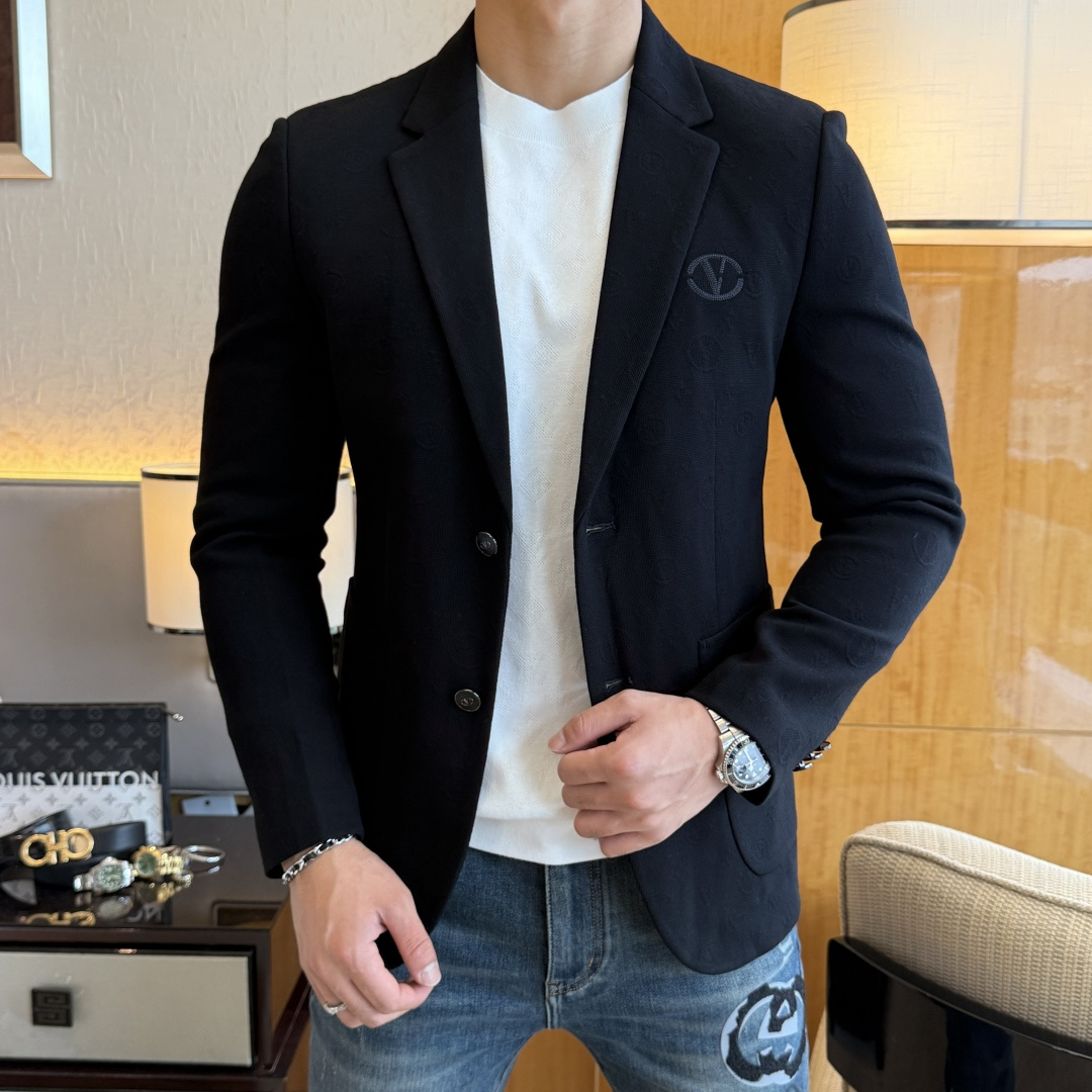 NO:529787,Valentino - The most popular casual suit jacket for the Year of the Snake in autumn and winter is the most fashionable and simple design, atmospheric and decent, and it highlights the exquisiteness in a casual manner. Fabric This technology customized polyester fiber fabric is not a traditional design, it looks more young and fashionable. The details are very particular. The upper body effect is a regular style but the tailoring is very special. The effect is not loose or slim. It is moderate. No matter how fat and thin you wear it, there are different styles and sizes 48-56, valentino, jackets & coats, business suit, alexander wang19860909华伦天奴 - ss蛇年秋冬大爆款休闲西装外套 最为时尚简约设计,大气得体,随意中凸显精致.面料 此款科技定制聚酯纤维面料, 不是传统的设计 更加显得年轻时尚 细节 非常讲究 上身效果属于常规款但是剪裁非常特别 效果并不是宽松 也不是修身 属于适中 无论胖瘦穿上身 都有不同的风格尺码48-56,,valentino,jackets & coats,business suit,alexander wang,Men's clothing