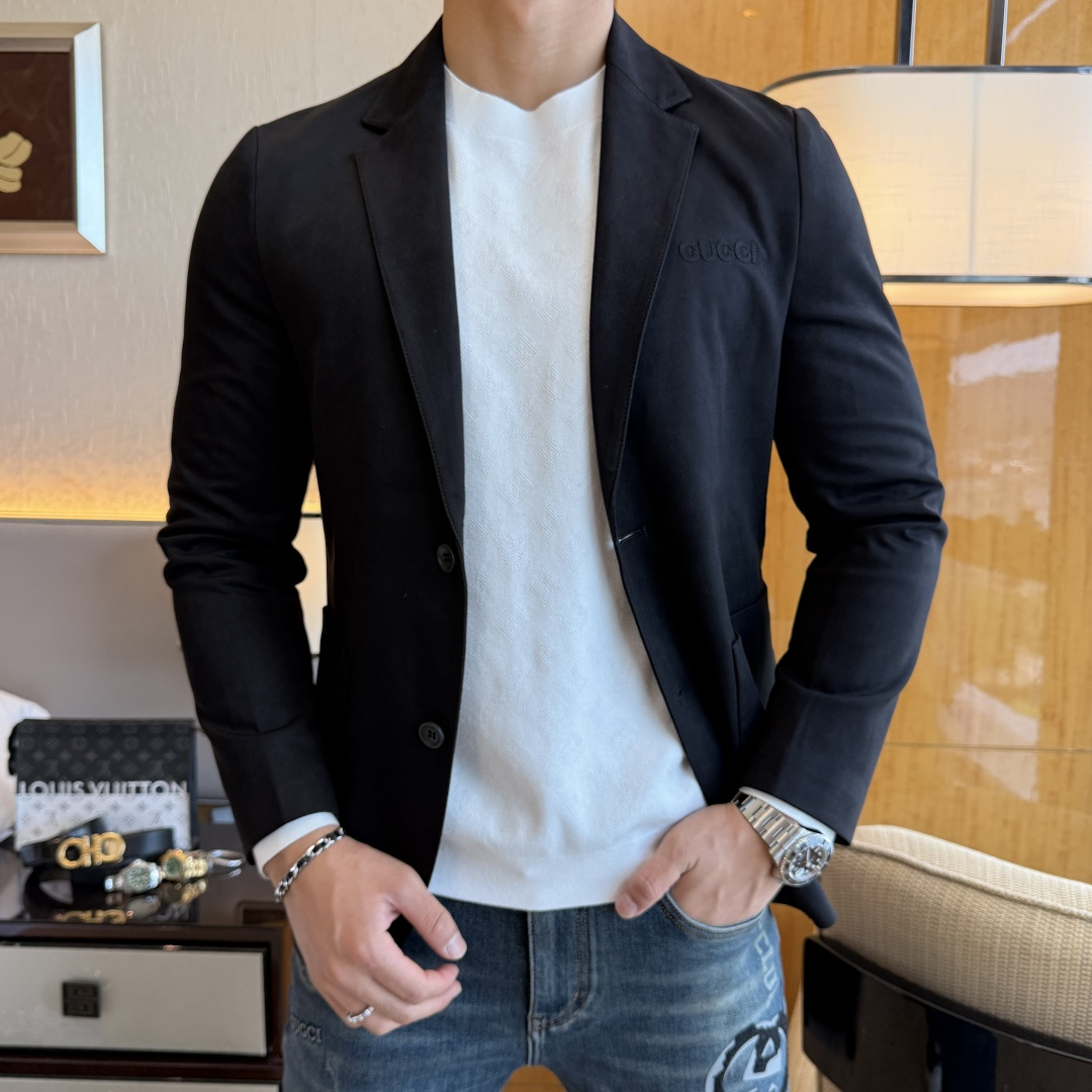 NO:529793,Guqi - The most popular casual suede leather blazer in the Year of the Snake in autumn and winter is the most fashionable and simple design, atmospheric and decent, and it highlights the exquisiteness casually. Fabric This technology customized polyester fiber fabric is not a traditional design, it looks more young and fashionable. The details are very particular. The upper body effect is a regular style but the tailoring is very special. The effect is not loose or slim. It is moderate. No matter how fat and thin you wear it, there are different styles and sizes 48-56,, jackets & coats, business suit, alexander wang19860909古奇 - ss蛇年秋冬大爆款休闲麂绒皮西装外套 最为时尚简约设计,大气得体,随意中凸显精致.面料 此款科技定制聚酯纤维面料, 不是传统的设计 更加显得年轻时尚 细节 非常讲究 上身效果属于常规款但是剪裁非常特别 效果并不是宽松 也不是修身 属于适中 无论胖瘦穿上身 都有不同的风格尺码48-56,,jackets & coats,business suit,alexander wang,Men's clothing