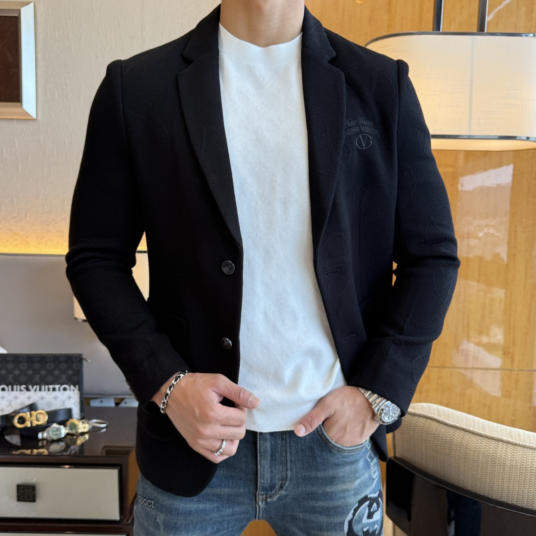 NO:530619,Valentino - 2025ss Snake Year Autumn and Winter Casual Suit Jacket is the most fashionable and simple design, atmospheric and decent, and it highlights the exquisiteness in a casual manner. Fabric This technology customized polyester fiber fabric is not a traditional design, it looks more young and fashionable. Details are very particular. The upper body effect is a regular style but the tailoring is very special. The effect is not loose or slim. It is moderate. No matter how fat and thin you wear it, there are different styles and sizes 48-56, valentino, jackets & coats, business suit, alexander wang19860909华伦天奴 - 2025ss蛇年秋冬大爆款休闲西装外套 最为时尚简约设计,大气得体,随意中凸显精致.面料 此款科技定制聚酯纤维面料, 不是传统的设计 更加显得年轻时尚 细节 非常讲究 上身效果属于常规款但是剪裁非常特别 效果并不是宽松 也不是修身 属于适中 无论胖瘦穿上身 都有不同的风格尺码48-56,,valentino,jackets & coats,business suit,alexander wang,Men's clothing