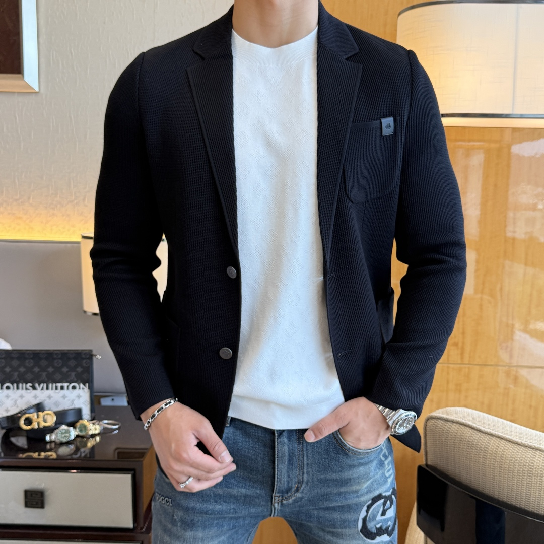 NO:530620,LP Nouyou - 2025ss Snake Year Autumn and Winter Casual Suit Jacket is the most fashionable and simple design, atmospheric and decent, and it highlights the exquisiteness casually. Fabric This technology customized polyester fiber fabric is not a traditional design, it looks more young and fashionable. Details are very particular. The upper body effect is a regular style but the tailoring is very special. The effect is not loose or slim. It is moderate. No matter how fat and thin you wear it, there are different styles and sizes 48-56,,loro piano,jackets & coats,business suit,alexander wang19860909LP诺悠- 2025ss蛇年秋冬大爆款休闲西装外套 最为时尚简约设计,大气得体,随意中凸显精致.面料 此款科技定制聚酯纤维面料, 不是传统的设计 更加显得年轻时尚 细节 非常讲究 上身效果属于常规款但是剪裁非常特别 效果并不是宽松 也不是修身 属于适中 无论胖瘦穿上身 都有不同的风格尺码48-56,,loro piana,jackets & coats,business suit,alexander wang,Men's clothing