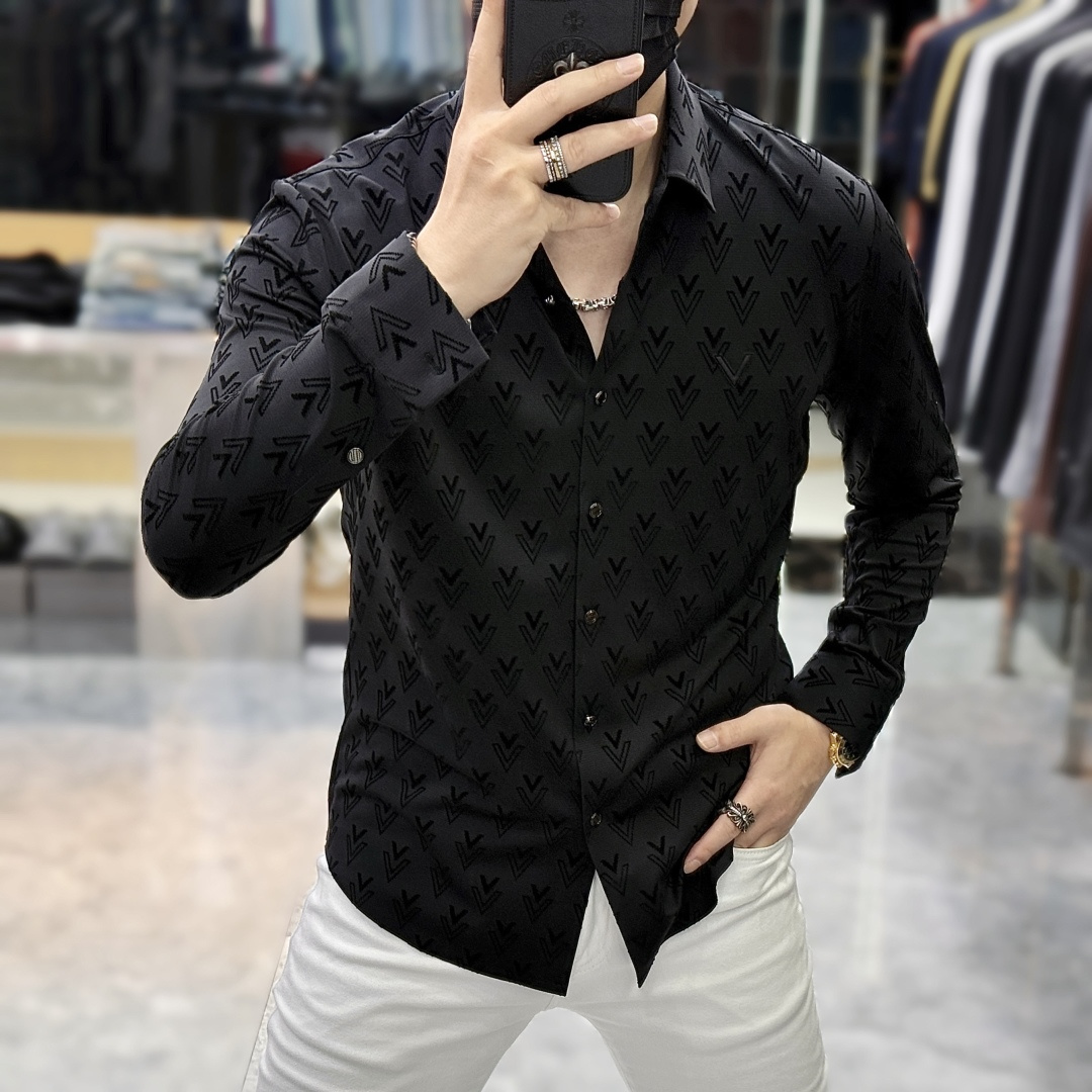 NO:540215,Valentino - ss-Autumn and Winter Fashion Big Boutique Long-sleeved Shirts, Trading Company Channel Products, the quality is perfect, it belongs to the cabinet level, predictable hot product, high-end customized imported high-end cotton blend fabric, master-level tailoring, invincible texture, excellent skin-friendly, very outstanding aesthetic design, exquisite craftsmanship, smooth lines, perfect matching!  Easy to upgrade the sense of fashion, with high recognition, excellent upper body effect, extremely exquisite workmanship, neat and meticulous routes, and can be matched for business or daily leisure!  Counter size M-3XL, valentino,shirts,alexander wang19860909华伦天奴 - ss秋冬时尚大爆款精品长袖衬衫,贸易公司渠道货,品相完美如斯,属于入柜级别,可预见性的爆款,高级定制进口高级棉混纺面料,大师级剪裁,质感无敌,亲肤性极佳,非常出彩的美学设计,工艺精湛,线条流畅,完美搭配！轻松将时髦感进阶,有着高强辨识度,上身效果超赞,做工极为考究严谨,走线工整细致,商务抑或日常休闲均可搭配！专柜尺码 M-3XL,,valentino,shirts,alexander wang,Men's clothing