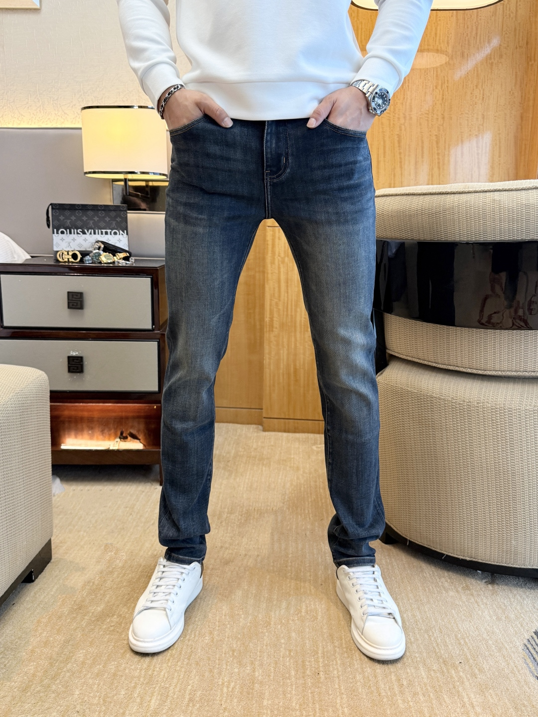 NO:525191,Armani - Ss Snake Year Autumn and Winter Jeans. Original 1:1 production, perfect choice for daily life, simple, atmospheric, fashionable and stylish, customized imported tannin fabric, heavy industry washing process, complex and exquisite workmanship. Easy to cater to the needs of all seasons, soft and elastic, smooth and neat, original auxiliary materials, comfortable and easy to match on the upper body, durable code number 29-38,,armani, jeans, alexander wang19860909阿玛尼 - ss蛇年秋冬牛仔裤.原单1:1制作,日常必备的完美之选,简单大气亦时尚有型,定制进口丹宁面料 ,重工洗水工艺,做工复杂工艺精湛.轻松迎合四季需要,手感柔软带弹力,流畅利落,原版辅料五金,上身舒适非常易搭耐看码数29-38,,armani,jeans,alexander wang,Men's clothing