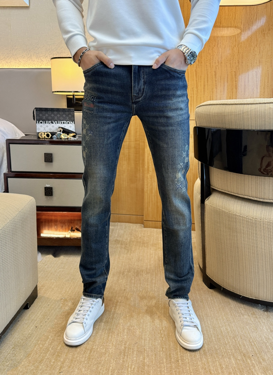 NO:525193,Guqi - Ss Snake Year Autumn and Winter Jeans. Original 1:1 production, perfect choice for daily life, simple, atmospheric, fashionable and stylish, customized imported tannin fabric, heavy industry washing process, complex and exquisite workmanship. Easy to cater to the needs of all seasons, soft and elastic, smooth and neat, original auxiliary materials, comfortable and easy to match on the upper body, durable code number 29-38, jeans, alexander wang19860909古奇 - ss蛇年秋冬牛仔裤.原单1:1制作,日常必备的完美之选,简单大气亦时尚有型,定制进口丹宁面料 ,重工洗水工艺,做工复杂工艺精湛.轻松迎合四季需要,手感柔软带弹力,流畅利落,原版辅料五金,上身舒适非常易搭耐看码数29-38,,jeans,alexander wang,Men's clothing