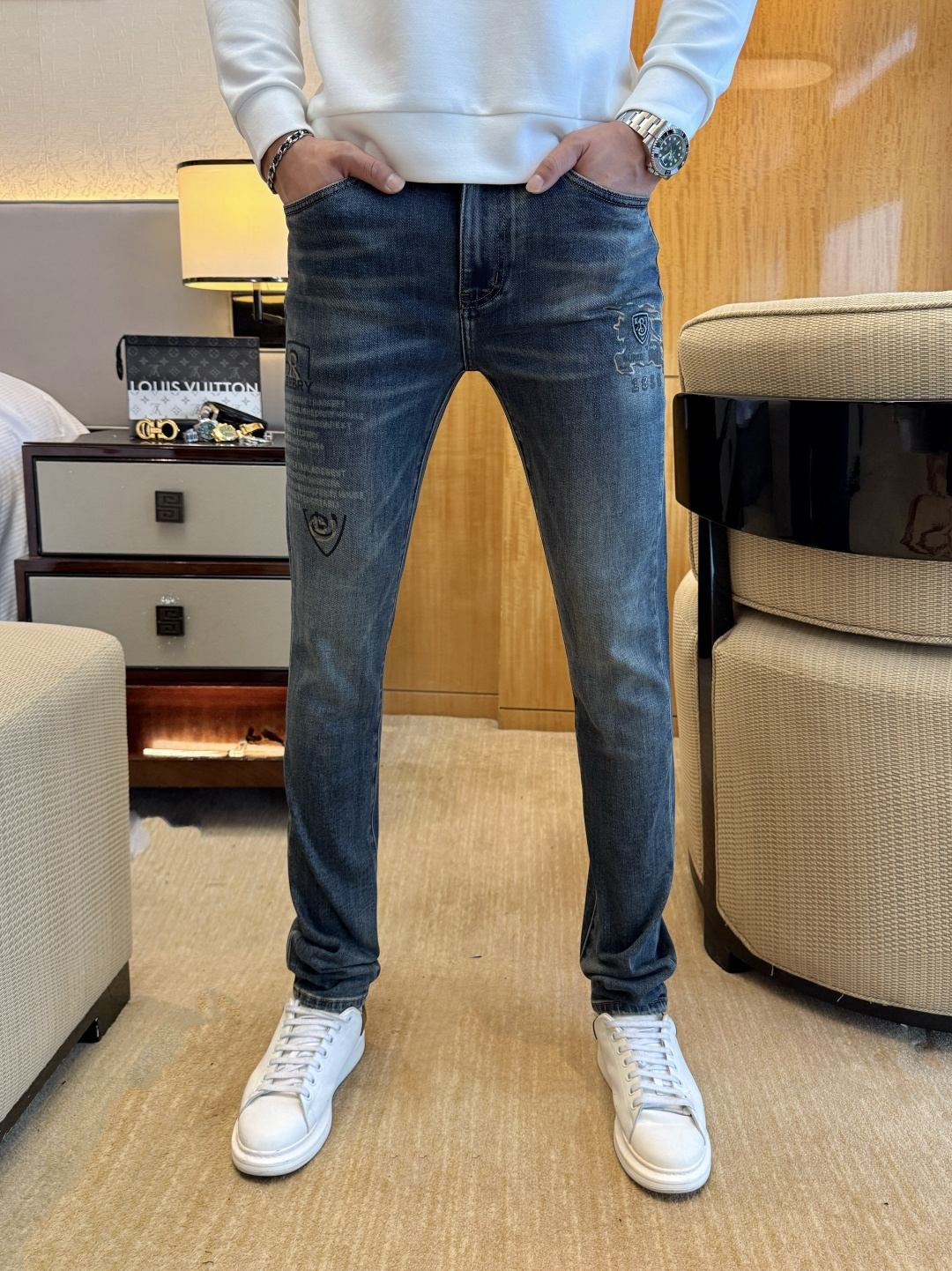 NO:525195,Burberry - Ss Snake Year Autumn and Winter Jeans. Original 1:1 production, perfect choice for daily life, simple, atmospheric, fashionable and stylish, customized imported tannin fabric, heavy industry washing process, complex and exquisite workmanship. Easy to cater to the needs of all seasons, soft and elastic, smooth and neat, original auxiliary materials, comfortable and easy to match on the upper body, durable code number 29-38, burberry, jeans, alexander wang19860909巴宝莉 - ss蛇年秋冬牛仔裤.原单1:1制作,日常必备的完美之选,简单大气亦时尚有型,定制进口丹宁面料 ,重工洗水工艺,做工复杂工艺精湛.轻松迎合四季需要,手感柔软带弹力,流畅利落,原版辅料五金,上身舒适非常易搭耐看码数29-38,,burberry,jeans,alexander wang,Men's clothing