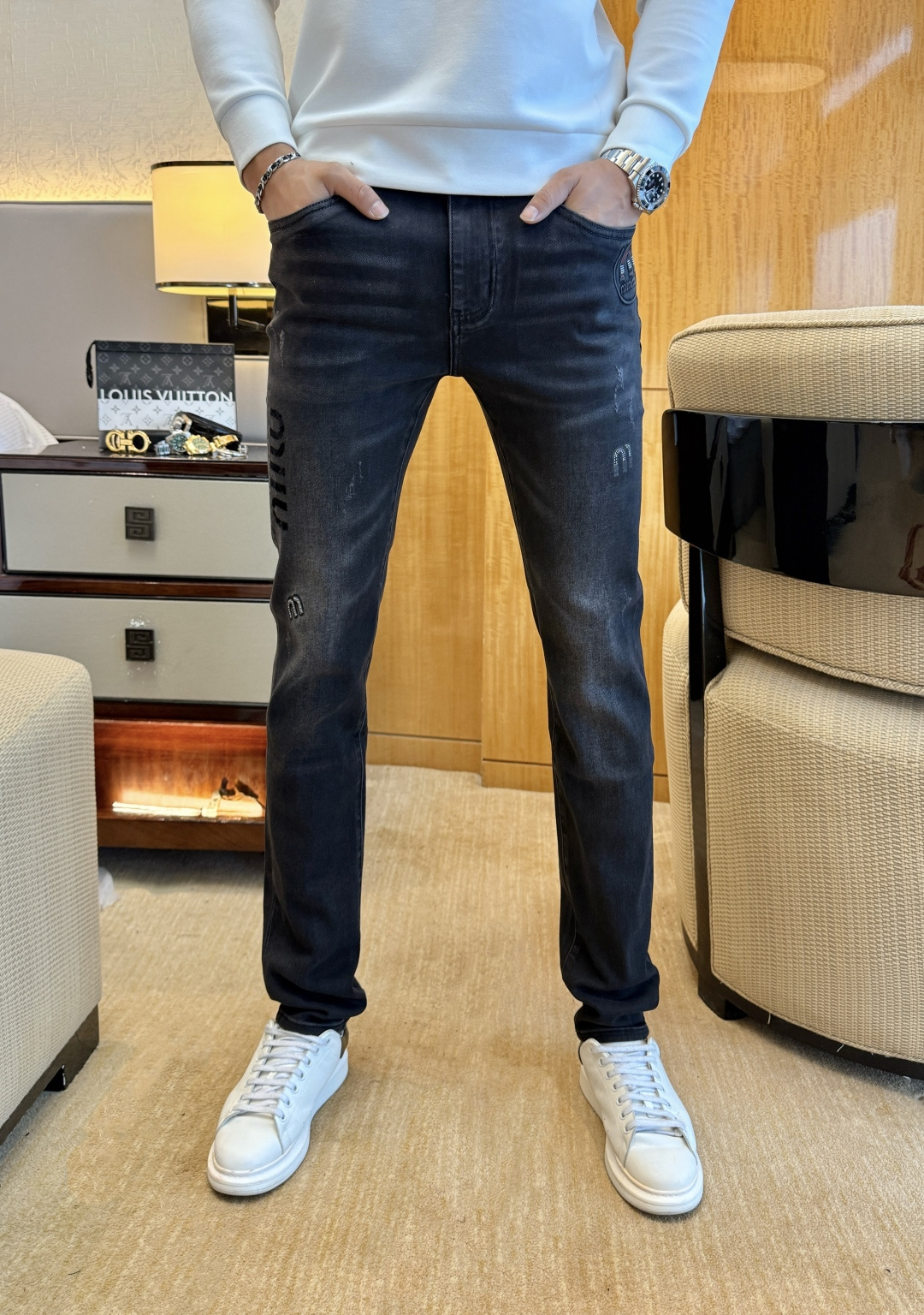 NO:525197,Fall and fall-winter jeans in the year of Ss Snake. Original 1:1 production, perfect choice for daily life, simple, elegant, fashionable and stylish, customized imported tannin fabric, heavy industry washing process, complex and exquisite workmanship. Easy to cater to the needs of all seasons, soft and elastic, smooth and neat, original auxiliary materials, comfortable and easy to match on the upper body, durable code number 29-38, jeans, alexander wang19860909谬谬 - ss蛇年秋冬牛仔裤.原单1:1制作,日常必备的完美之选,简单大气亦时尚有型,定制进口丹宁面料 ,重工洗水工艺,做工复杂工艺精湛.轻松迎合四季需要,手感柔软带弹力,流畅利落,原版辅料五金,上身舒适非常易搭耐看码数29-38,,jeans,alexander wang,Men's clothing