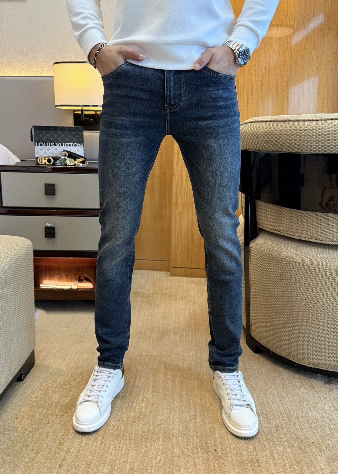 NO:525199,LV - Ss Snake Year Autumn and Winter Jeans. Original 1:1 production, perfect choice for daily life, simple, atmospheric, fashionable and stylish, customized imported tannin fabric, heavy industry washing process, complex and exquisite workmanship. Easy to cater to the needs of all seasons, soft and elastic, smooth and neat, original auxiliary materials, comfortable and easy to match on the upper body, durable code number 29-38,,louis vuitton, jeans, alexander wang19860909LV - ss蛇年秋冬牛仔裤.原单1:1制作,日常必备的完美之选,简单大气亦时尚有型,定制进口丹宁面料 ,重工洗水工艺,做工复杂工艺精湛.轻松迎合四季需要,手感柔软带弹力,流畅利落,原版辅料五金,上身舒适非常易搭耐看码数29-38,,louis vuitton,jeans,alexander wang,Men's clothing