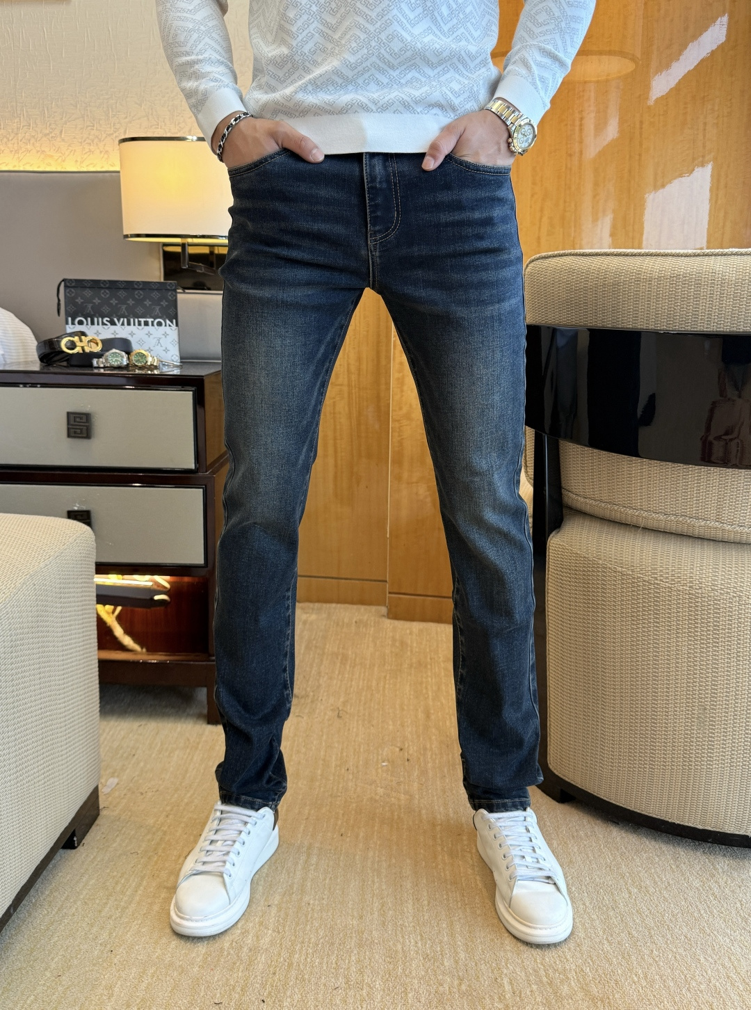 NO:525194,Prada - Ss Snake Year Autumn and Winter Jeans. Original 1:1 production, perfect choice for daily life, simple, atmospheric, fashionable and stylish, customized imported tannin fabric, heavy industry washing process, complex and exquisite workmanship. Easy to meet the needs of all seasons, soft and elastic, smooth and neat, original auxiliary materials, comfortable and easy to match on the upper body, durable code number 29-36, prada, jeans, alexander wang19860909普拉达 - ss蛇年秋冬牛仔裤.原单1:1制作,日常必备的完美之选,简单大气亦时尚有型,定制进口丹宁面料 ,重工洗水工艺,做工复杂工艺精湛.轻松迎合四季需要,手感柔软带弹力,流畅利落,原版辅料五金,上身舒适非常易搭耐看码数29-36,,prada,jeans,alexander wang,Men's clothing