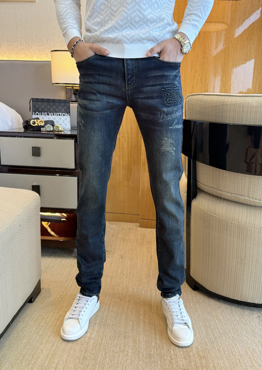 NO:525196,Burberry - Ss Snake Year Autumn and Winter Jeans. Original 1:1 production, perfect choice for daily life, simple, atmospheric, fashionable and stylish, customized imported tannin fabric, heavy industry washing process, complex and exquisite workmanship. Easy to meet the needs of all seasons, soft and elastic, smooth and neat, original auxiliary materials, comfortable and easy to match on the upper body, durable code number 29-36, burberry, jeans, alexander wang19860909巴宝莉 - ss蛇年秋冬牛仔裤.原单1:1制作,日常必备的完美之选,简单大气亦时尚有型,定制进口丹宁面料 ,重工洗水工艺,做工复杂工艺精湛.轻松迎合四季需要,手感柔软带弹力,流畅利落,原版辅料五金,上身舒适非常易搭耐看码数29-36,,burberry,jeans,alexander wang,Men's clothing