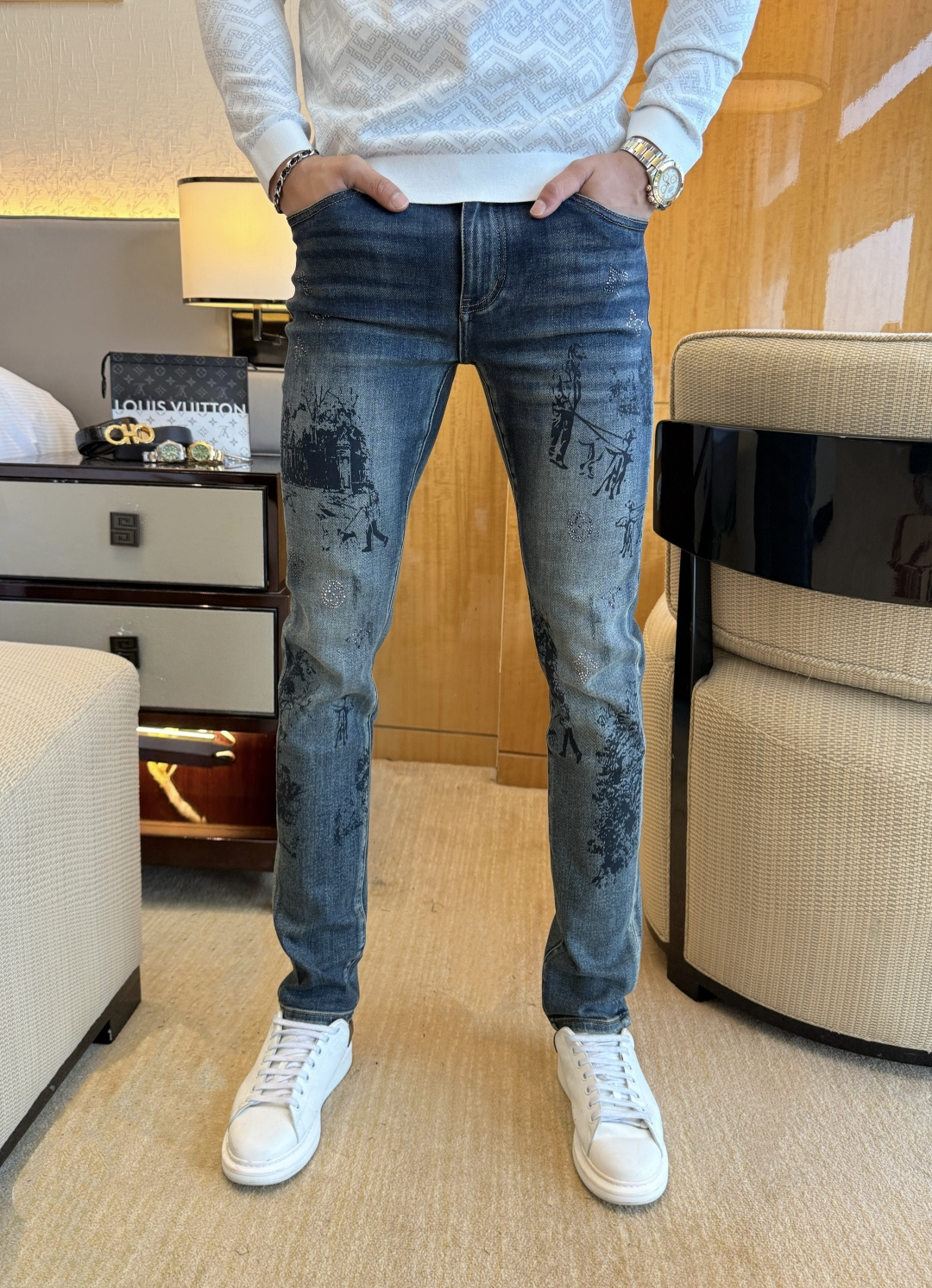 NO:525192,LV - Ss Snake Year Autumn and Winter Jeans. Original 1:1 production, perfect choice for daily life, simple, atmospheric, fashionable and stylish, customized imported tannin fabric, heavy industry washing process, complex and exquisite workmanship. Easy to cater to the needs of all seasons, soft and elastic, smooth and neat, original auxiliary materials, comfortable and easy to match on the upper body, durable code number 29-38,,louis vuitton, jeans, alexander wang19860909LV - ss蛇年秋冬牛仔裤.原单1:1制作,日常必备的完美之选,简单大气亦时尚有型,定制进口丹宁面料 ,重工洗水工艺,做工复杂工艺精湛.轻松迎合四季需要,手感柔软带弹力,流畅利落,原版辅料五金,上身舒适非常易搭耐看码数29-38,,louis vuitton,jeans,alexander wang,Men's clothing