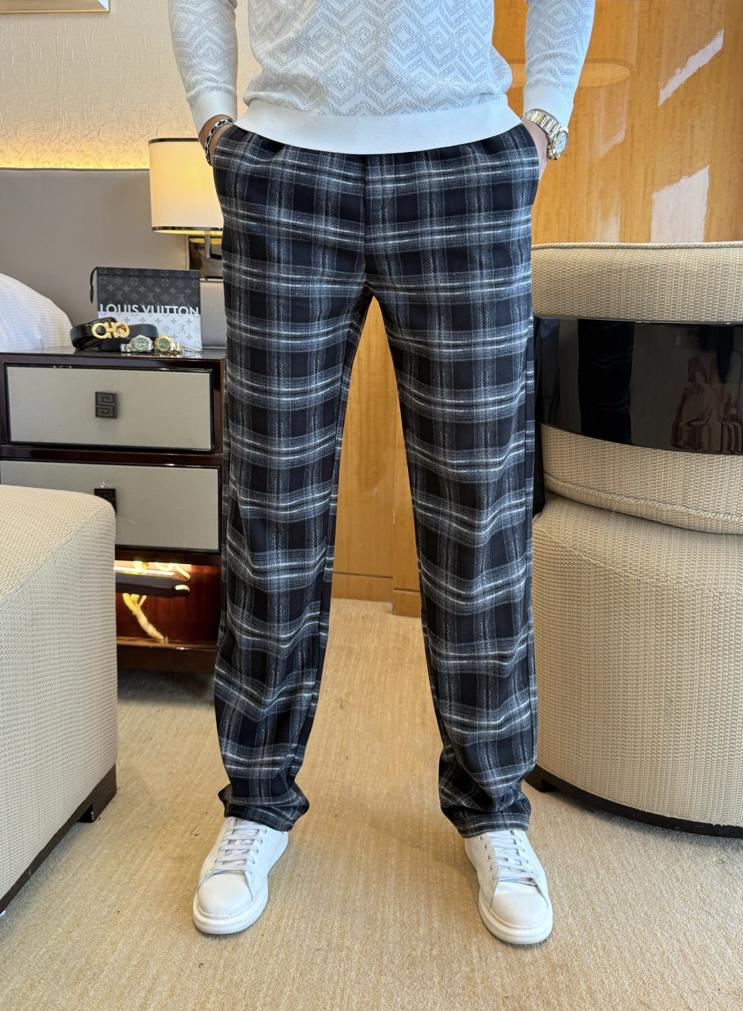 NO:529753,Valentino - SS ss autumn and winter counter synchronized hot casual pants, this season must be versatile styles, with an excellent upper body, super versatile style, original 1:1 replica, complete three standards!  The latest fashion element design of the counter, imported fixed woven high-quality European cotton fabric, super good style, a must-have for casual and fashionable!  Highly recommended model Size 29-38, valentino,alexander wang19860909华伦天奴 - ss秋冬专柜同步爆款休闲裤,本季必入百搭款式,上身极为出挑,超级百搭款 ,原版1:1复刻,三标齐全！专柜最新时尚元素设计,进口定织高品质欧棉面料,版型超好,休闲时尚必备！强烈推荐款 尺码 29-38,,valentino,alexander wang,Men's clothing