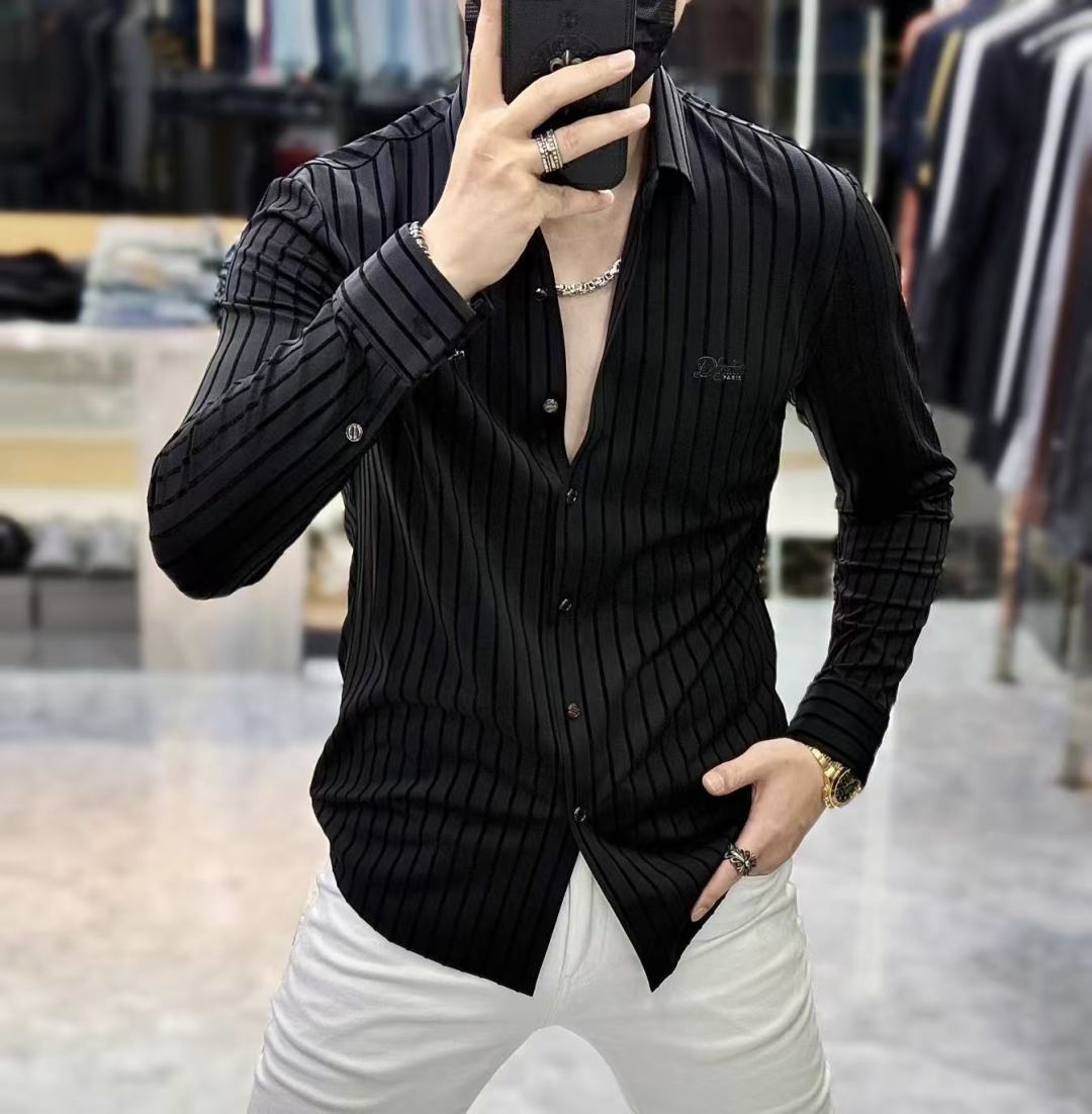 NO:526329,Dior - 2025ss autumn and winter fashion hit long-sleeved shirts, trading company channel goods, perfect quality, belonging to the cabinet level, predictable hot product, high-end customized imported high-end cotton blend fabric, master-level tailoring, invincible texture, excellent skin-friendly, very outstanding aesthetic design, exquisite craftsmanship, smooth lines, perfect matching!  Easy to upgrade the sense of fashion, with high recognition, excellent upper body effect, extremely exquisite workmanship, neat and meticulous routes, and can be matched for business or daily leisure!  Counter size M-3XL, dior,shirts,alexander wang19860909迪奥 - 2025ss秋冬时尚大爆款精品长袖衬衫,贸易公司渠道货,品相完美如斯,属于入柜级别,可预见性的爆款,高级定制进口高级棉混纺面料,大师级剪裁,质感无敌,亲肤性极佳,非常出彩的美学设计,工艺精湛,线条流畅,完美搭配！轻松将时髦感进阶,有着高强辨识度,上身效果超赞,做工极为考究严谨,走线工整细致,商务抑或日常休闲均可搭配！专柜尺码 M-3XL,,dior,shirts,alexander wang,Men's clothing