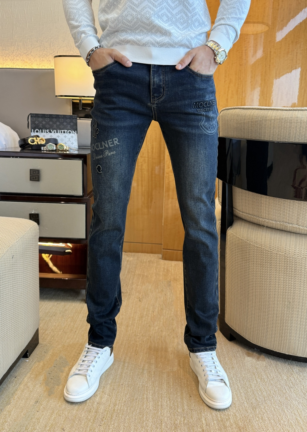 NO:525200,The silhouette - ss snake jeans in autumn and winter. Original 1:1 production, perfect choice for daily life, simple, atmospheric, fashionable and stylish, customized imported tannin fabric, heavy industry washing process, complex and exquisite workmanship. Easy to cater to the needs of all seasons, soft and elastic, smooth and neat, original auxiliary materials, comfortable and easy to match on the upper body, durable code number 29-36, Moncler, jeans, alexander wang19860909蒙口 - ss蛇年秋冬牛仔裤.原单1:1制作,日常必备的完美之选,简单大气亦时尚有型,定制进口丹宁面料 ,重工洗水工艺,做工复杂工艺精湛.轻松迎合四季需要,手感柔软带弹力,流畅利落,原版辅料五金,上身舒适非常易搭耐看码数29-36,,Moncler,jeans,alexander wang,Men's clothing