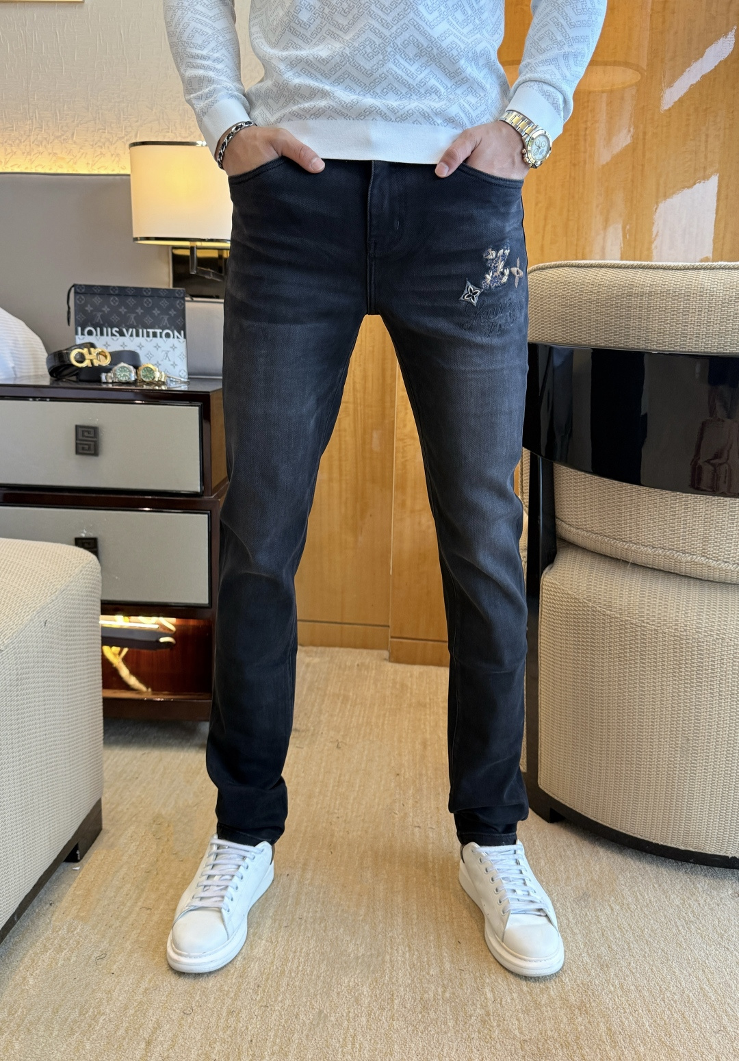 NO:525198,Fendi - Ss Snake Year Autumn and Winter Jeans. Original 1:1 production, perfect choice for daily life, simple, atmospheric, fashionable and stylish, customized imported tannin fabric, heavy industry washing process, complex and exquisite workmanship. Easy to meet the needs of all seasons, soft and elastic, smooth and neat, original auxiliary hardware, comfortable and easy to match on the upper body, durable code number 29-38, fendi, jeans, alexander wang19860909芬迪 - ss蛇年秋冬牛仔裤.原单1:1制作,日常必备的完美之选,简单大气亦时尚有型,定制进口丹宁面料 ,重工洗水工艺,做工复杂工艺精湛.轻松迎合四季需要,手感柔软带弹力,流畅利落,原版辅料五金,上身舒适非常易搭耐看码数29-38,,fendi,jeans,alexander wang,Men's clothing