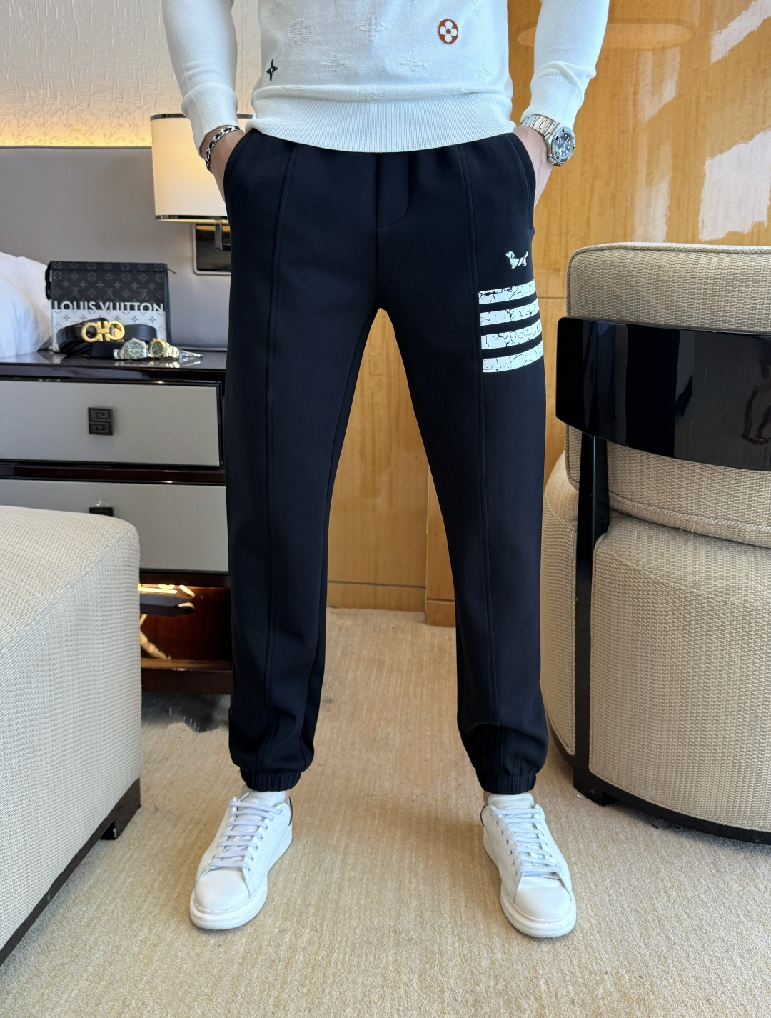 NO:525205,TB - SS ss autumn and winter counters are synchronized with hot casual pants. This season, it must be versatile styles. The upper body is extremely outstanding, super versatile style, the original version is 1:1 replica, and the three standards are complete!  The latest fashion element design of the counter, imported fixed woven high-quality European cotton fabric, super good style, a must-have for casual and fashionable!  Highly recommended model Size 29-38,,alexander wang19860909TB - ss秋冬专柜同步爆款休闲裤,本季必入百搭款式,上身极为出挑,超级百搭款 ,原版1:1复刻,三标齐全！专柜最新时尚元素设计,进口定织高品质欧棉面料,版型超好,休闲时尚必备！强烈推荐款 尺码 29-38,,alexander wang,Men's clothing