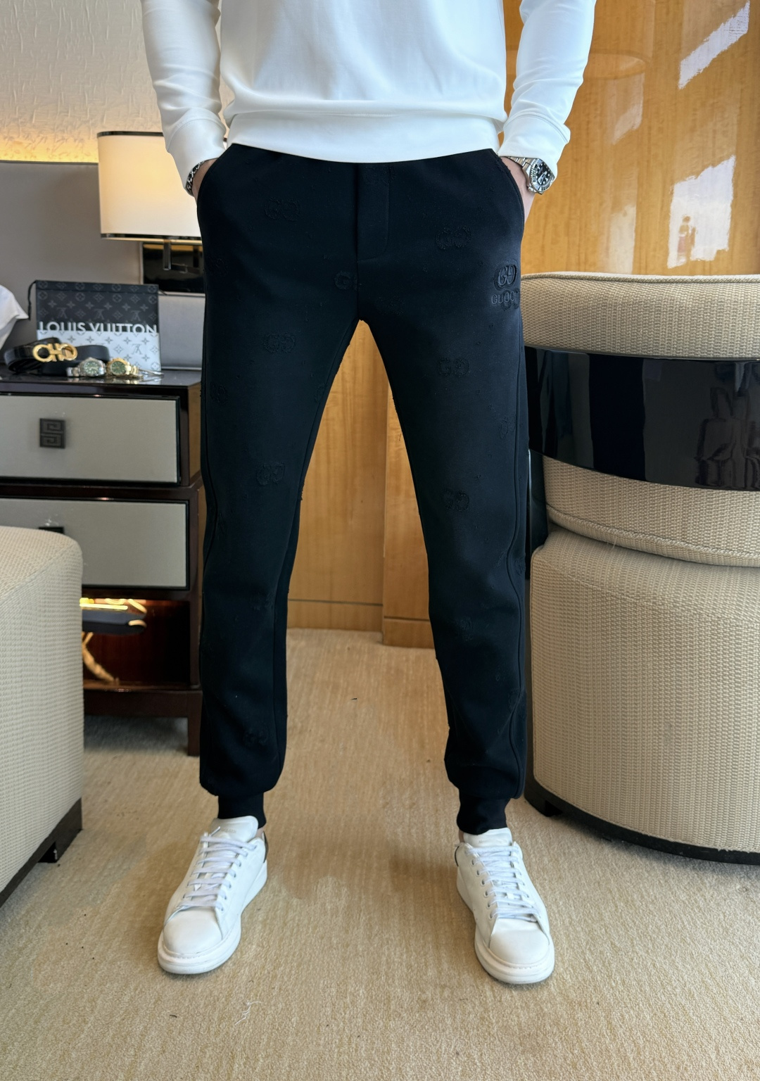 NO:525206,Guqi - SS s autumn and winter counters are synchronized with hot casual pants. This season, it must be versatile styles. The upper body is extremely outstanding, super versatile style, the original version is 1:1 replica, and the three standards are complete!  The latest fashion element design of the counter, imported fixed woven high-quality European cotton fabric, super good style, a must-have for casual and fashionable!  Highly recommended model Size 29-36,,alexander wang19860909古奇 - ss秋冬专柜同步爆款休闲裤,本季必入百搭款式,上身极为出挑,超级百搭款 ,原版1:1复刻,三标齐全！专柜最新时尚元素设计,进口定织高品质欧棉面料,版型超好,休闲时尚必备！强烈推荐款 尺码 29-36,,alexander wang,Men's clothing