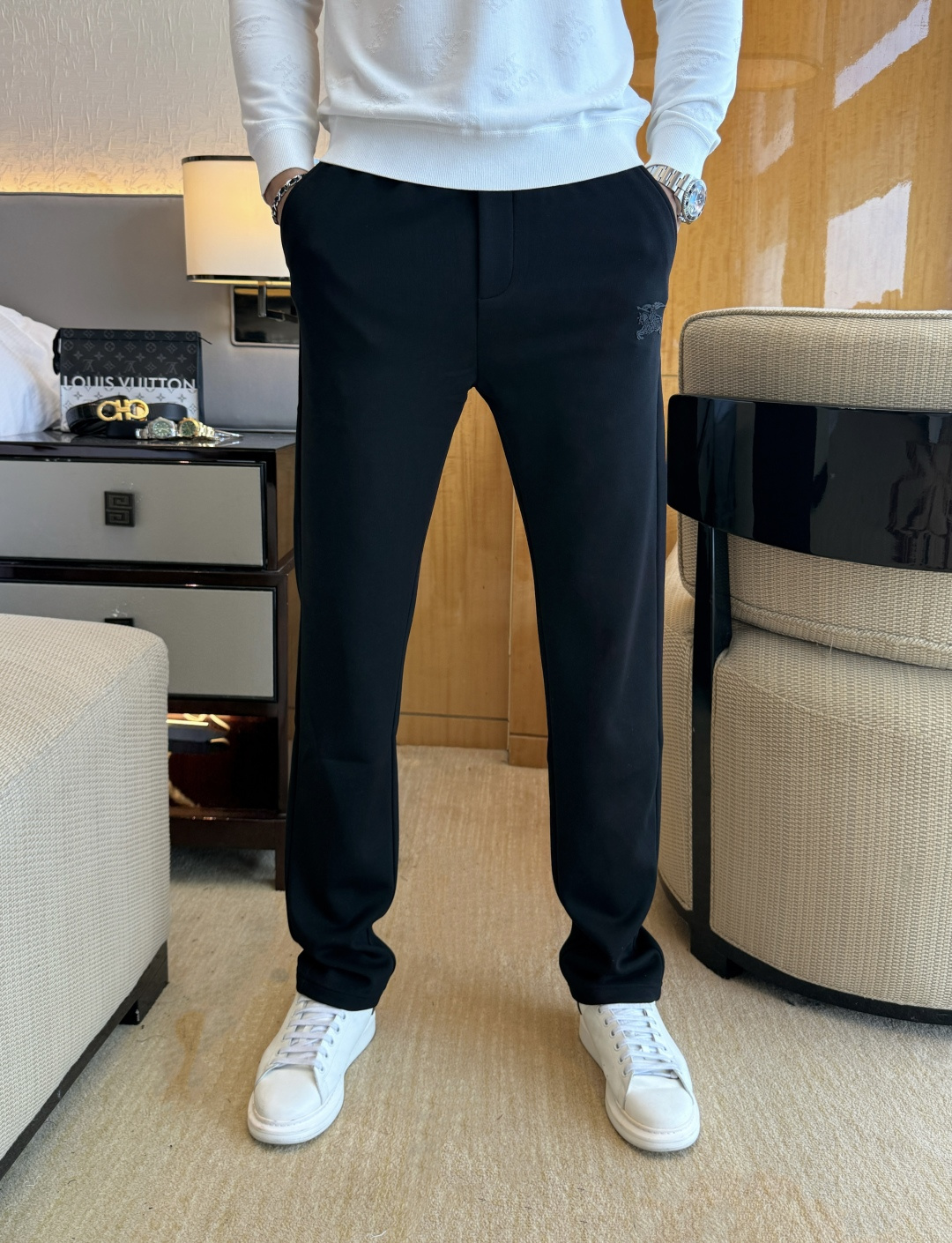 NO:525204,Burberry - SS ss autumn and winter counters are synchronized with hot casual pants. This season, it must be versatile styles. The upper body is extremely outstanding, super versatile, the original version is 1:1 replica, and the three standards are complete!  The latest fashion element design of the counter, imported fixed woven high-quality European cotton fabric, super good style, a must-have for casual and fashionable!  Highly recommended model Size 29-36, Burberry,alexander wang19860909巴宝莉 - ss秋冬专柜同步爆款休闲裤,本季必入百搭款式,上身极为出挑,超级百搭款 ,原版1:1复刻,三标齐全！专柜最新时尚元素设计,进口定织高品质欧棉面料,版型超好,休闲时尚必备！强烈推荐款 尺码 29-36,,burberry,alexander wang,Men's clothing