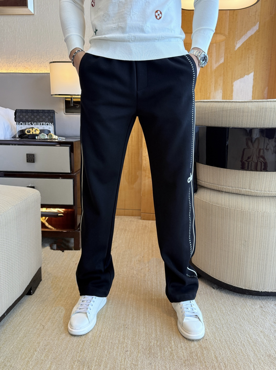 NO:525201,alo-ss autumn and winter counter synchronized hot casual pants, this season must be versatile styles, the upper body is extremely outstanding, super versatile style, original 1:1 replica, complete three standards!  The latest fashion element design of the counter, imported fixed woven high-quality European cotton fabric, super good style, a must-have for casual and fashionable!  Highly recommended model Size M-3XL, alexander wang19860909alo - ss秋冬专柜同步爆款休闲裤,本季必入百搭款式,上身极为出挑,超级百搭款 ,原版1:1复刻,三标齐全！专柜最新时尚元素设计,进口定织高品质欧棉面料,版型超好,休闲时尚必备！强烈推荐款 尺码 M-3XL,,alexander wang,Men's clothing