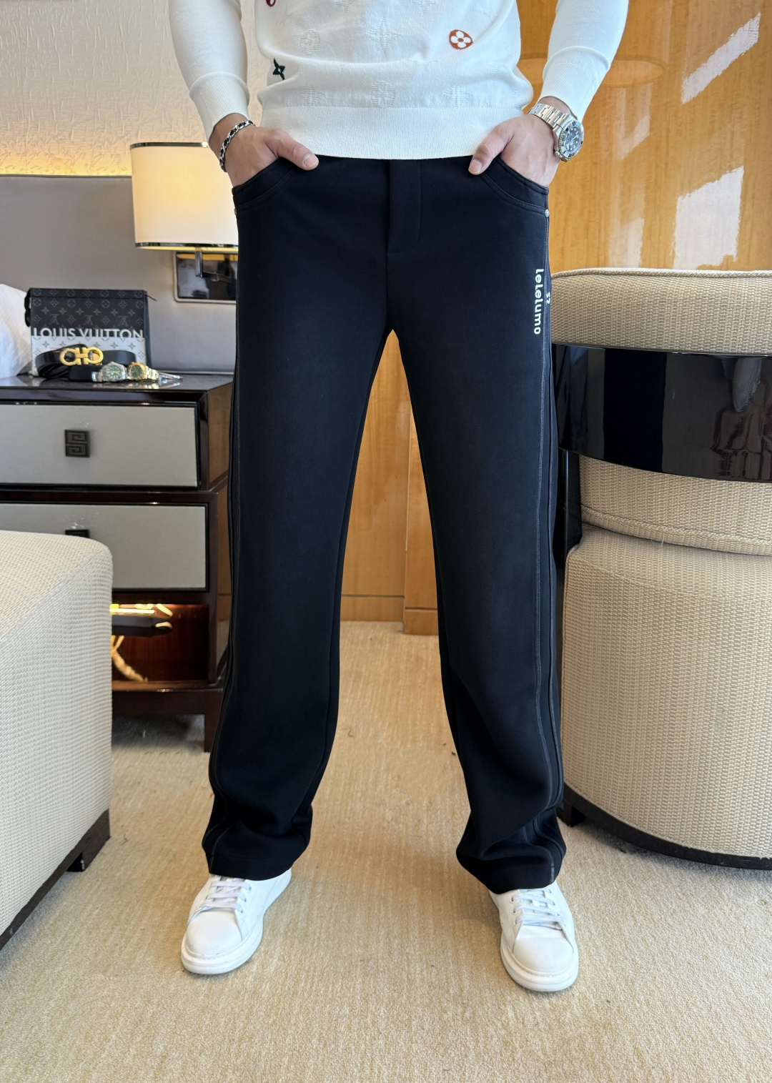 NO:525208,Lulu - ss autumn and winter counters are synchronized with hot casual pants. This season must be versatile styles. The upper body is extremely outstanding and super versatile. The original version is 1:1 replica, and the three standards are complete!  The latest fashion element design of the counter, imported fixed woven high-quality European cotton fabric, super good style, a must-have for casual and fashionable!  Highly recommended model Size 29-36,,alexander wang19860909Lulu - ss秋冬专柜同步爆款休闲裤,本季必入百搭款式,上身极为出挑,超级百搭款 ,原版1:1复刻,三标齐全！专柜最新时尚元素设计,进口定织高品质欧棉面料,版型超好,休闲时尚必备！强烈推荐款 尺码 29-36,,alexander wang,Men's clothing