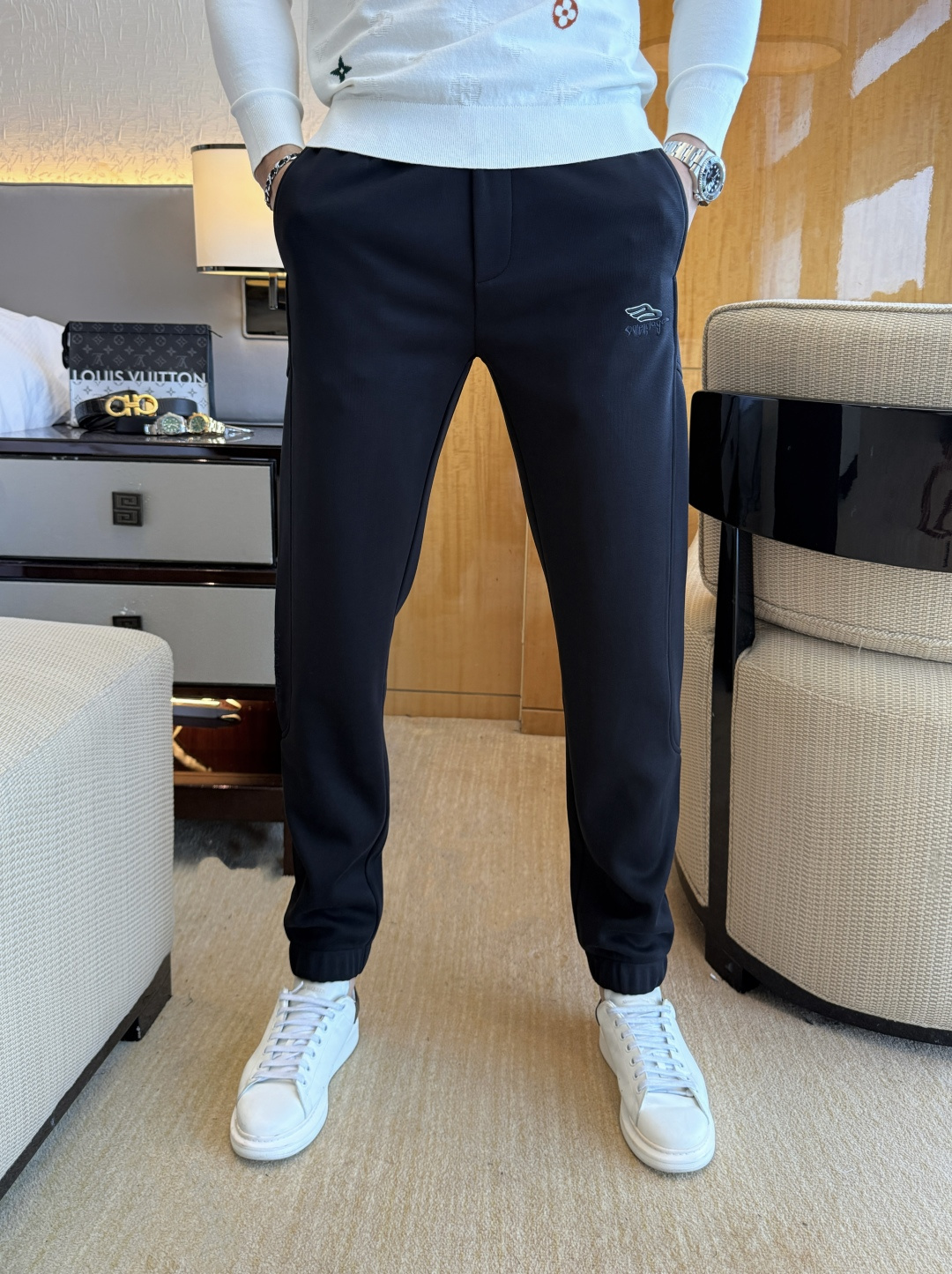 NO:525203,Balenciaga - SS ss autumn and winter counters are synchronized with hot casual pants. This season, it must be versatile styles. The upper body is extremely outstanding, super versatile style, the original version is 1:1 replica, and the three standards are complete!  The latest fashion element design of the counter, imported fixed woven high-quality European cotton fabric, super good style, a must-have for casual and fashionable!  Highly recommended model Size 29-36,,balenciaga,alexander wang19860909巴黎世家 - ss秋冬专柜同步爆款休闲裤,本季必入百搭款式,上身极为出挑,超级百搭款 ,原版1:1复刻,三标齐全！专柜最新时尚元素设计,进口定织高品质欧棉面料,版型超好,休闲时尚必备！强烈推荐款 尺码 29-36,,balenciaga,alexander wang,Men's clothing