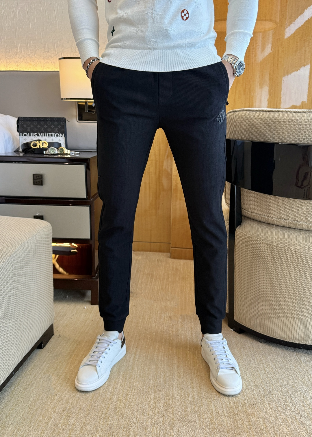 NO:525202,Dior-Ss sporty casual pants in autumn and winter counters are all-match styles this season, with an excellent upper body, super versatile style, original 1:1 replica, complete three standards!  The latest fashion element design of the counter, imported fixed woven high-quality European cotton fabric, super good style, a must-have for casual and fashionable!  Highly recommended model Size 29-36,dior,alexander wang19860909迪奥 - ss秋冬专柜同步爆款休闲裤,本季必入百搭款式,上身极为出挑,超级百搭款 ,原版1:1复刻,三标齐全！专柜最新时尚元素设计,进口定织高品质欧棉面料,版型超好,休闲时尚必备！强烈推荐款 尺码 29-36,,dior,alexander wang,Men's clothing