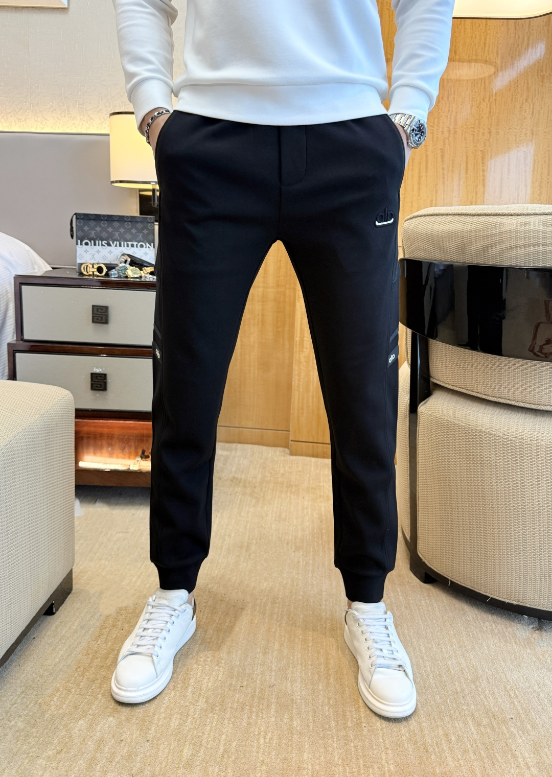 NO:529747,alo-ss autumn and winter counter synchronized hot casual pants, this season must be versatile styles, the upper body is extremely outstanding, super versatile style, original 1:1 replica, complete three standards!  The latest fashion element design of the counter, imported fixed woven high-quality European cotton fabric, super good style, a must-have for casual and fashionable!  Highly recommended model Size 29-38,,alexander wang19860909alo - ss秋冬专柜同步爆款休闲裤,本季必入百搭款式,上身极为出挑,超级百搭款 ,原版1:1复刻,三标齐全！专柜最新时尚元素设计,进口定织高品质欧棉面料,版型超好,休闲时尚必备！强烈推荐款 尺码 29-38,,alexander wang,Men's clothing