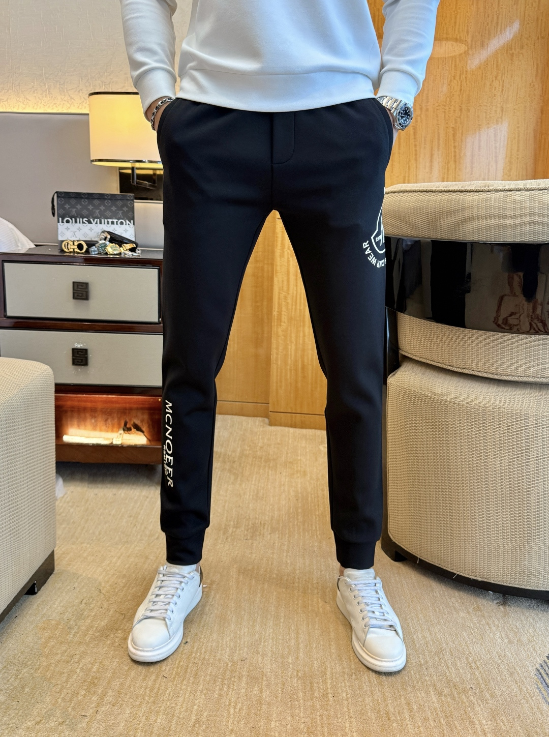 NO:529744,The silly casual pants are synchronized in the autumn and winter counter. This season must be versatile styles. The upper body is extremely outstanding and super versatile. The original version is 1:1 replica, and the three standards are complete!  The latest fashion element design of the counter, imported fixed woven high-quality European cotton fabric, super good style, a must-have for casual and fashionable!  Highly recommended model Size 29-38, Moncler,alexander wang19860909蒙口 - ss秋冬专柜同步爆款休闲裤,本季必入百搭款式,上身极为出挑,超级百搭款 ,原版1:1复刻,三标齐全！专柜最新时尚元素设计,进口定织高品质欧棉面料,版型超好,休闲时尚必备！强烈推荐款 尺码 29-38,,Moncler,alexander wang,Men's clothing