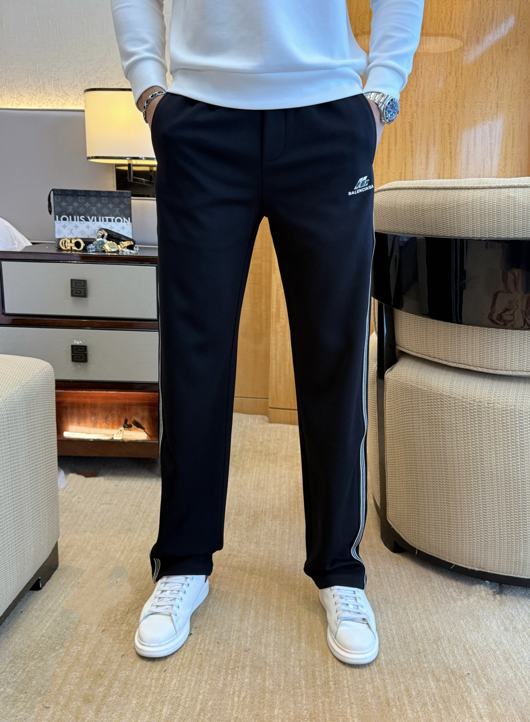 NO:529750,Balenciaga - SS ss autumn and winter counters are synchronized with hot casual pants. This season, it must be versatile styles. The upper body is extremely outstanding, super versatile style, the original version is 1:1 replica, and the three standards are complete!  The latest fashion element design of the counter, imported fixed woven high-quality European cotton fabric, super good style, a must-have for casual and fashionable!  Highly recommended model Size 29-38,,balenciaga,alexander wang19860909巴黎世家 - ss秋冬专柜同步爆款休闲裤,本季必入百搭款式,上身极为出挑,超级百搭款 ,原版1:1复刻,三标齐全！专柜最新时尚元素设计,进口定织高品质欧棉面料,版型超好,休闲时尚必备！强烈推荐款 尺码 29-38,,balenciaga,alexander wang,Men's clothing