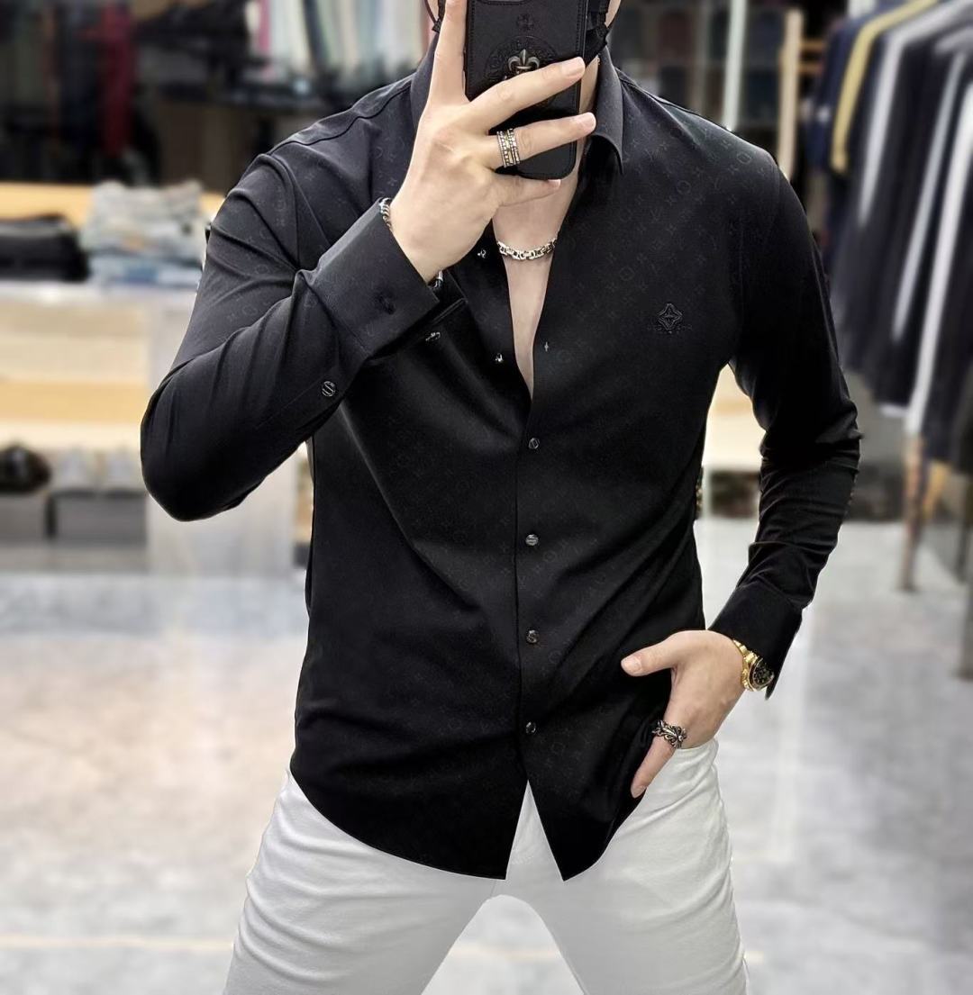 NO:526333,LV- 2025ss autumn and winter fashion hit long-sleeved shirts, trading company channel goods, perfect quality, belonging to the cabinet level, predictable hot product, high-end customized imported high-end cotton blend fabric, master-level tailoring, invincible texture, excellent skin-friendly, very outstanding aesthetic design, exquisite craftsmanship, smooth lines, perfect matching!  Easy to upgrade the sense of fashion, with high recognition, excellent upper body effect, extremely exquisite workmanship, neat and meticulous routes, and can be matched for business or daily leisure!  Counter size M-3XL, louis vuitton,shirts,alexander wang19860909LV- 2025ss秋冬时尚大爆款精品长袖衬衫,贸易公司渠道货,品相完美如斯,属于入柜级别,可预见性的爆款,高级定制进口高级棉混纺面料,大师级剪裁,质感无敌,亲肤性极佳,非常出彩的美学设计,工艺精湛,线条流畅,完美搭配！轻松将时髦感进阶,有着高强辨识度,上身效果超赞,做工极为考究严谨,走线工整细致,商务抑或日常休闲均可搭配！专柜尺码 M-3XL,,louis vuitton,shirts,alexander wang,Men's clothing