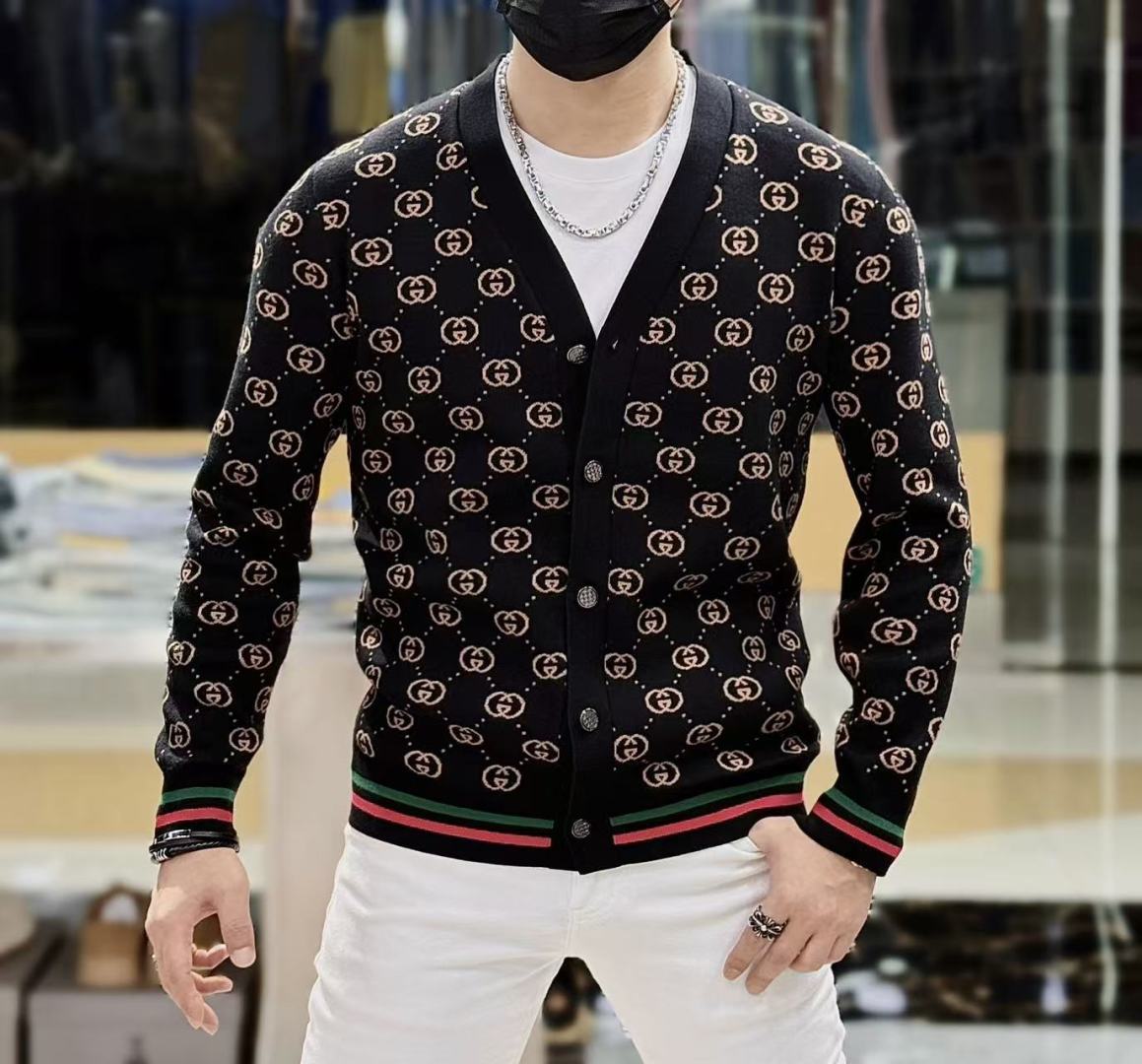 NO:524202,Guqi - New men's wool knitted cardigan jacket for autumn and winter. The counter is selling hot items, and a versatile item for all major fashion buyers. It is simple and fashionable and beautiful, with a gentleman look on the upper body. The whole sweater is not only exquisite in texture, but also fine and fine workmanship. The overall beauty and generous ensure that the silhouette of the clothes is not easy to deform. Customized wool fabrics are neither loose nor tight, and have a very good restoration. A fashion item that combines cold resistance and fashion in autumn and winter. m-3XL,, jackets & coats, sweaters, alexander wang19860909古奇 - 秋冬新款男士羊毛针织开衫外套.专柜在售爆款单品,各大时尚买手明星人手一件的百搭单品.简单时尚甚是好看,上身绅士范十足.整件毛衣不单纹理工艺精美,走线更是精工细作均匀整齐.整体美观大方保证了衣服的廓形不易变形.定制羊毛面料,既不会很宽松也不会很紧绷,恢复性非常好.秋冬御寒与时尚兼备的一款时装单品.m-3XL,,jackets & coats,sweaters,alexander wang,Men's clothing