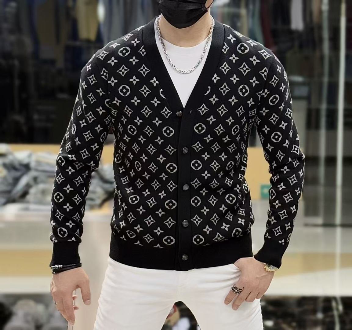 NO:524204,LV - New men's wool knitted cardigan jacket for autumn and winter. The counter is selling hot items, and a versatile item for all major fashion buyers. It is simple and fashionable and beautiful, with a gentleman look on the upper body. The whole sweater is not only exquisite in texture, but also fine and fine workmanship. The overall beauty and generous ensure that the silhouette of the clothes is not easy to deform. Customized wool fabrics are neither loose nor tight, and have a very good restoration. A fashion item that combines cold resistance and fashion in autumn and winter. m-3XL,,louis vuitton, jackets & coats, sweaters, alexander wang19860909LV - 秋冬新款男士羊毛针织开衫外套.专柜在售爆款单品,各大时尚买手明星人手一件的百搭单品.简单时尚甚是好看,上身绅士范十足.整件毛衣不单纹理工艺精美,走线更是精工细作均匀整齐.整体美观大方保证了衣服的廓形不易变形.定制羊毛面料,既不会很宽松也不会很紧绷,恢复性非常好.秋冬御寒与时尚兼备的一款时装单品.m-3XL,,louis vuitton,jackets & coats,sweaters,alexander wang,Men's clothing