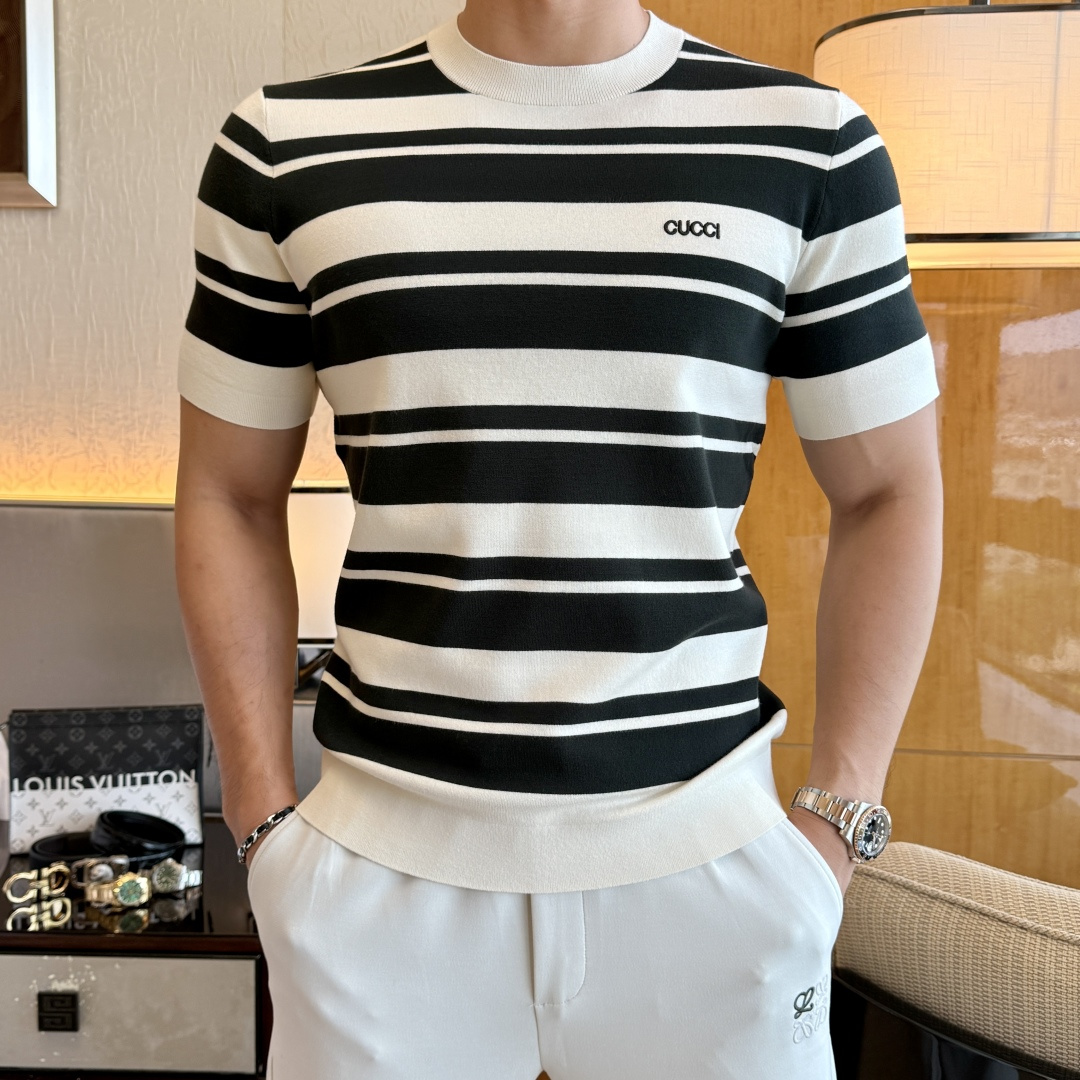 NO:526341,Guqi - 2025ss autumn and winter half-sleeved base shirt series!  Casual business wear, essential for inner wear, selected top-grade - worsted mulberry silk blended fabric, delicate feel, close-fitting and comfortable without tying, good upper body style, warm wear, the counter logo design is very unique, male gods, don’t miss it!  Size M-3XL, alexander wang19860909古奇 -2025ss秋冬半袖打底衫系列！休闲商务外穿 内搭必备款,精选上等-精纺桑蚕丝混纺面料,面料手感细腻,贴身舒适不扎肉,上身版型好 穿着保暖,专柜标志设计非常独特,男神们别错过！ 尺码 M-3XL,,alexander wang,Men's clothing