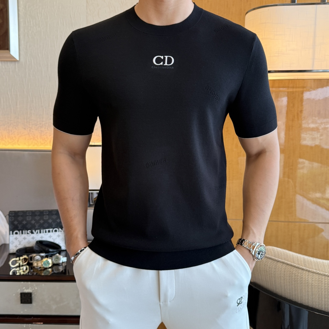 NO:529765,Dior -ss autumn and winter half-sleeved base shirt series!  Casual business wear, essential for inner wear, selected top-grade - worsted mulberry silk blended fabric, delicate feel, close-fitting and comfortable without tying, good upper body style, warm wear, the counter logo design is very unique, male gods, don’t miss it!  Size M-3XL,dior,alexander wang19860909迪奥 -ss秋冬半袖打底衫系列！休闲商务外穿 内搭必备款,精选上等-精纺桑蚕丝混纺面料,面料手感细腻,贴身舒适不扎肉,上身版型好 穿着保暖,专柜标志设计非常独特,男神们别错过！ 尺码 M-3XL,,dior,alexander wang,Men's clothing