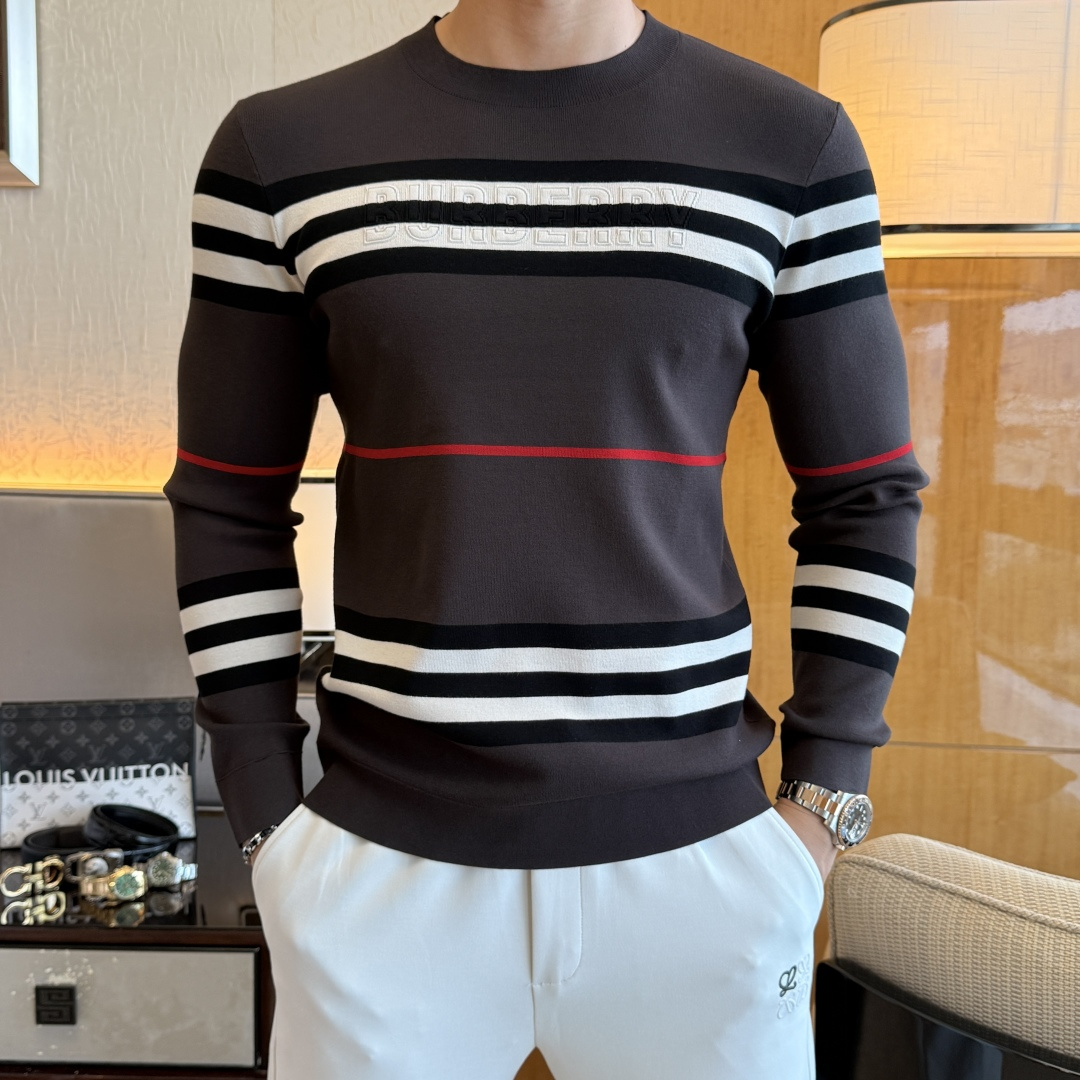 NO:529769,Burberry - SS Autumn and Winter Counter Knitted Sweater, casual and fashionable outside, essential for inner wear, customized imported wool blend fabric, delicate texture, close-fitting and comfortable without rigging, good upper body style, warm, the counter logo design is very unique, original quality and craftsmanship is absolutely the highest version in the market, the top original version is super-skinned, soft and crisp, not easy to deform. The lock edge sewing plates are very rigorous and exquisite, absolutely first-line OEM requirements!  Don't miss it, male gods!  Size M-3XL, burberry,alexander wang19860909巴宝莉 - ss秋冬专柜大爆款针织毛衫,休闲时尚外穿 内搭必备款,定制进口羊毛混纺面料,面料手感细腻,贴身舒适不扎肉,上身版型好 穿着保暖,专柜标志设计非常独特,原版品质与工艺 绝对市场最高版本 顶级原版穿着超赞 柔顺挺括,不易变形.锁边缝盘都非常严谨考究 绝对一线代工要求！男神们别错过！ 尺码 M-3XL,,burberry,alexander wang,Men's clothing