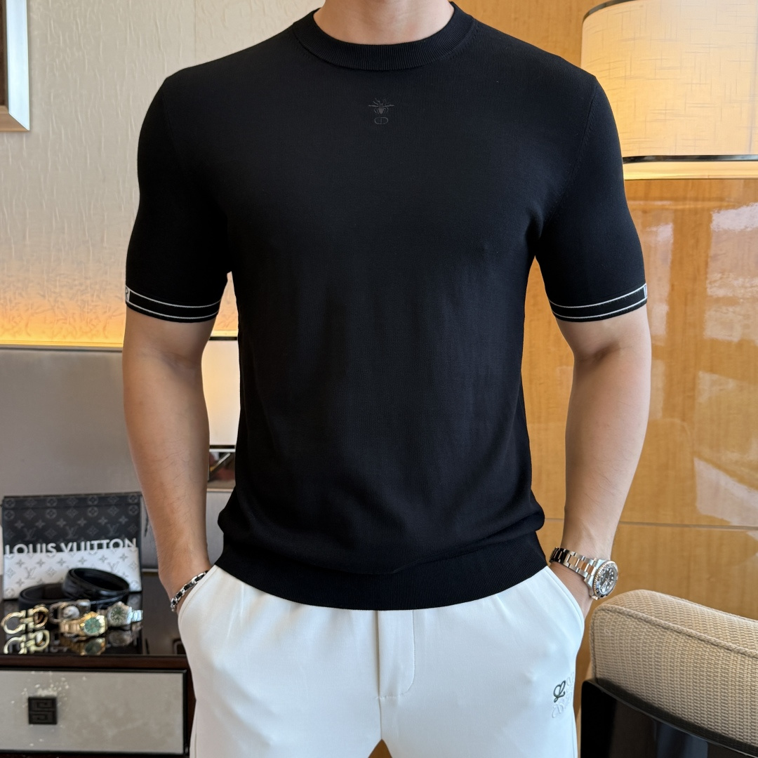 NO:526324,Dior - 2025ss autumn and winter half-sleeved base shirt series!  Casual business wear, essential for inner wear, selected top-grade - worsted mulberry silk blended fabric, delicate feel, close-fitting and comfortable without tying, good upper body style, warm wear, the counter logo design is very unique, male gods, don’t miss it!  Size M-3XL,dior,alexander wang19860909迪奥 -2025ss秋冬半袖打底衫系列！休闲商务外穿 内搭必备款,精选上等-精纺桑蚕丝混纺面料,面料手感细腻,贴身舒适不扎肉,上身版型好 穿着保暖,专柜标志设计非常独特,男神们别错过！ 尺码 M-3XL,,dior,alexander wang,Men's clothing