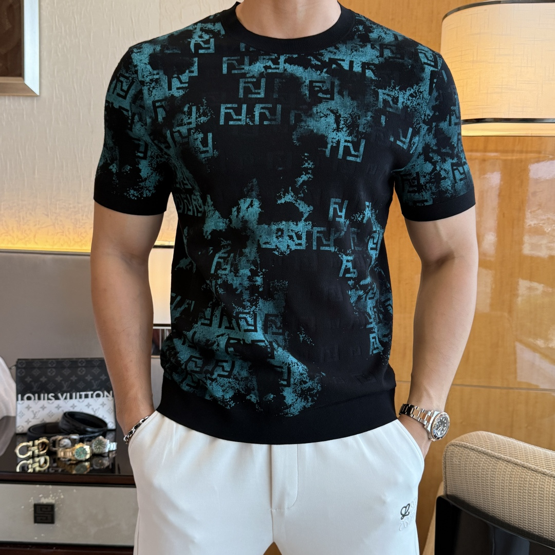 NO:526339,Fendi - 2025ss autumn and winter half-sleeved base shirt series!  Casual business wear, essential for inner wear, selected top-grade - worsted mulberry silk blended fabric, delicate feel, close-fitting and comfortable without tying, good upper body style, warm wear, the counter logo design is very unique, male gods, don’t miss it!  Size M-3XL, fendi,alexander wang19860909芬迪 -2025ss秋冬半袖打底衫系列！休闲商务外穿 内搭必备款,精选上等-精纺桑蚕丝混纺面料,面料手感细腻,贴身舒适不扎肉,上身版型好 穿着保暖,专柜标志设计非常独特,男神们别错过！ 尺码 M-3XL,,fendi,alexander wang,Men's clothing