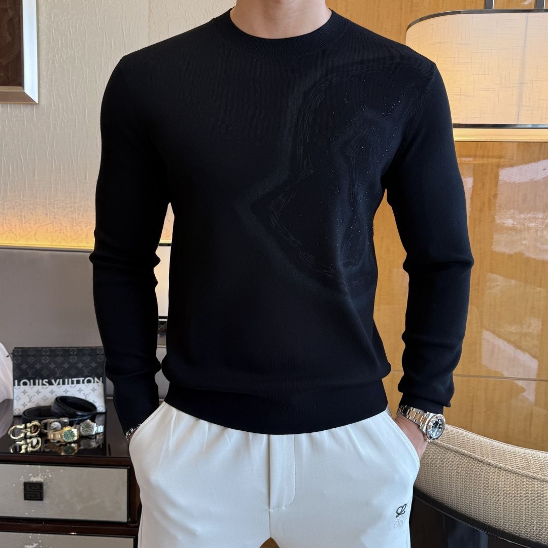 NO:528443,The 2025ss autumn and winter counter has a big hit knitted sweater, casual and fashionable outside, a must-have for inner wear, customized imported wool blend fabric, the fabric feels delicate, close-fitting and comfortable without thorning, the upper body style is good, the counter logo design is very unique, the original quality and craftsmanship is absolutely the highest version in the market, the top original version is super-skinned, soft and crisp, not easy to deform. The lock edge sewing plates are very rigorous and exquisite, and absolutely first-line OEM requirements!  Don't miss it, male gods!  Size M-3XL, Moncler,alexander wang19860909蒙口 - 2025ss秋冬专柜大爆款针织毛衫,休闲时尚外穿 内搭必备款,定制进口羊毛混纺面料,面料手感细腻,贴身舒适不扎肉,上身版型好 穿着保暖,专柜标志设计非常独特,原版品质与工艺 绝对市场最高版本 顶级原版穿着超赞 柔顺挺括,不易变形.锁边缝盘都非常严谨考究 绝对一线代工要求！男神们别错过！ 尺码 M-3XL,,Moncler,alexander wang,Men's clothing