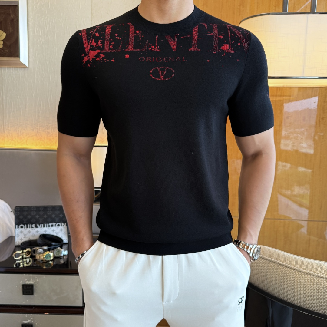 NO:526326,Valentino - 2025ss autumn and winter half-sleeved base shirt series!  Casual business wear, essential for inner wear, selected top-grade - worsted mulberry silk blended fabric, delicate feel, close-fitting and comfortable without tying, good upper body style, warm wear, the counter logo design is very unique, male gods, don’t miss it!  Size M-3XL, valentino,alexander wang19860909华伦天奴 -2025ss秋冬半袖打底衫系列！休闲商务外穿 内搭必备款,精选上等-精纺桑蚕丝混纺面料,面料手感细腻,贴身舒适不扎肉,上身版型好 穿着保暖,专柜标志设计非常独特,男神们别错过！ 尺码 M-3XL,,valentino,alexander wang,Men's clothing