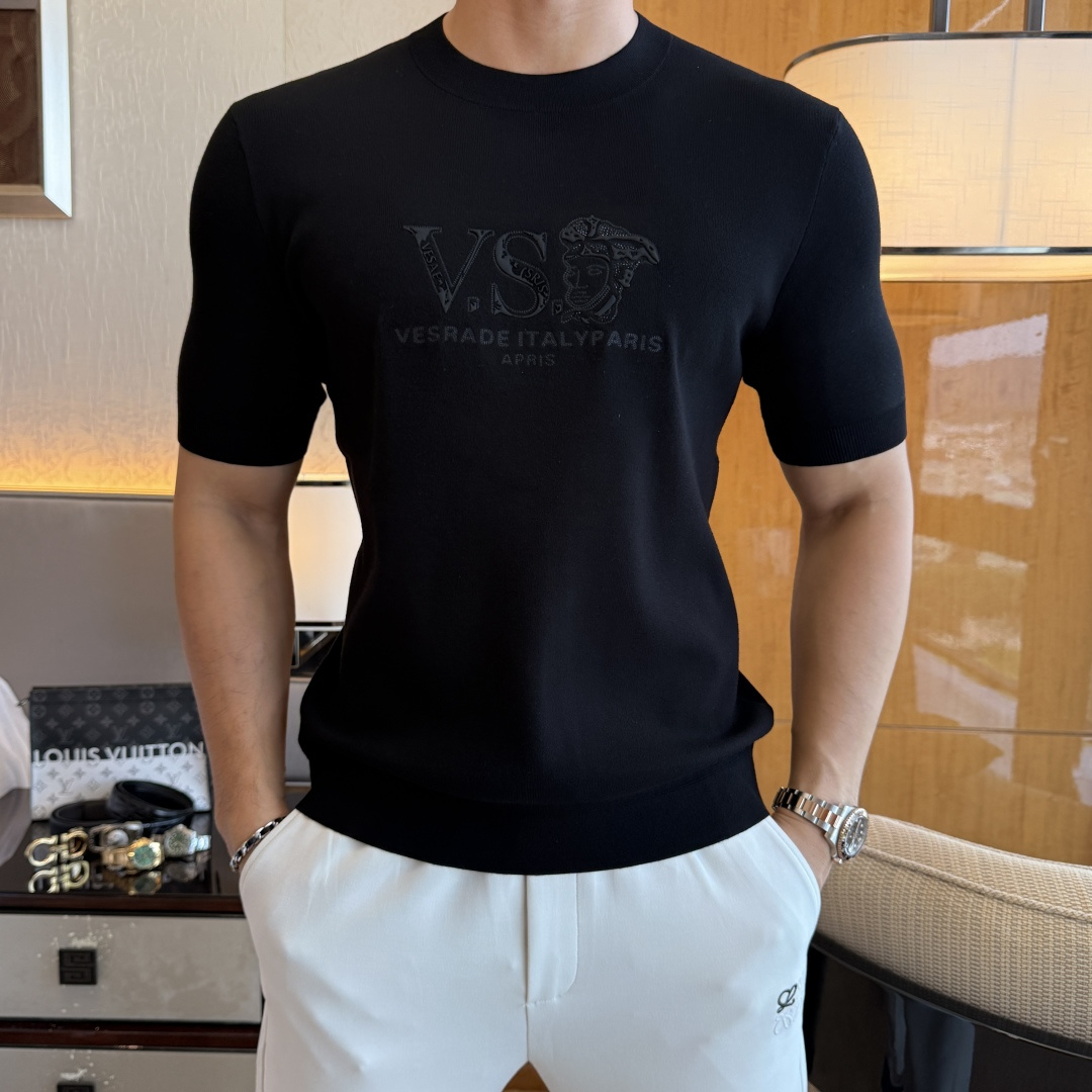 NO:527356,Versace -ss autumn and winter half-sleeved base shirt series!  Casual business wear, essential for inner wear, selected top-split cashmere blended fabric, the fabric feels delicate, close-fitting and comfortable without thorning, the upper body style is good, warm, the counter logo design is very unique, male gods, don’t miss it!  Size M-3XL, versace,alexander wang19860909范思哲 -ss秋冬半袖打底衫系列！休闲商务外穿 内搭必备款,精选上等-精纺羊绒混纺面料,面料手感细腻,贴身舒适不扎肉,上身版型好 穿着保暖,专柜标志设计非常独特,男神们别错过！ 尺码 M-3XL,,versace,alexander wang,Men's clothing