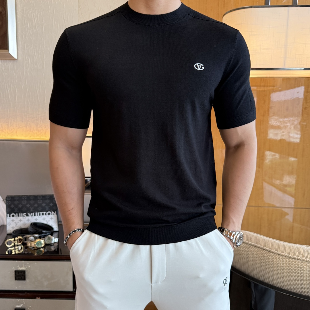 NO:529767,Valentino -ss autumn and winter half-sleeved base shirt series!  Casual business wear, essential for inner wear, selected top-grade - worsted mulberry silk blended fabric, delicate feel, close-fitting and comfortable without tying, good upper body style, warm wear, the counter logo design is very unique, male gods, don’t miss it!  Size M-3XL, valentino,alexander wang19860909华伦天奴 -ss秋冬半袖打底衫系列！休闲商务外穿 内搭必备款,精选上等-精纺桑蚕丝混纺面料,面料手感细腻,贴身舒适不扎肉,上身版型好 穿着保暖,专柜标志设计非常独特,男神们别错过！ 尺码 M-3XL,,valentino,alexander wang,Men's clothing