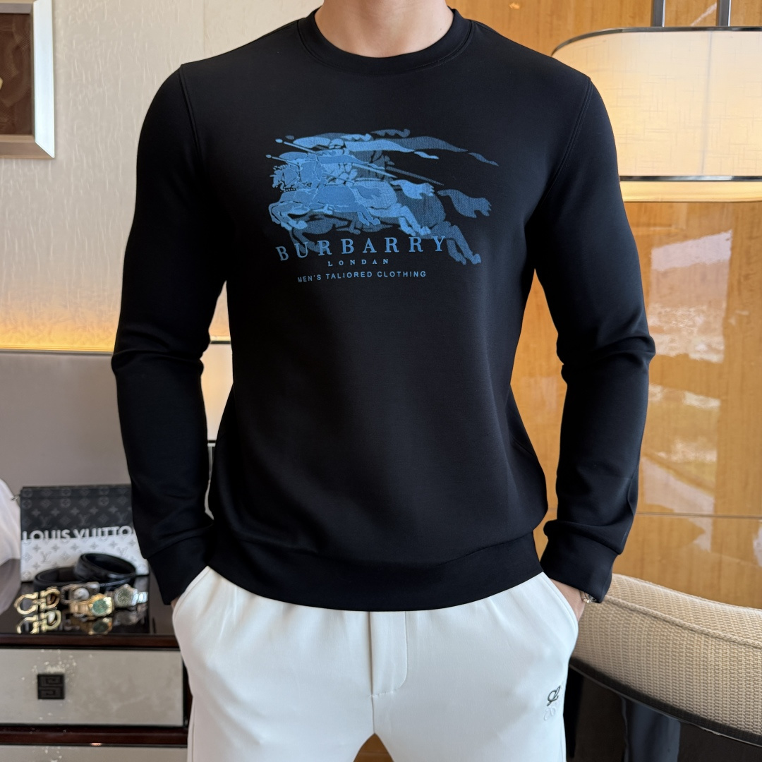 NO:530596,Burberry - 2025ss autumn new model, the highest version of fashionable pullover sweatshirt, a must-have classic work every year. It is favored and praised by major stars. It is selected high-end European cotton blend fabrics, heavy craftsmanship production, original hardware and auxiliary material logo design, soft and smooth, and dense texture!  Fashionable and stylish upper body!  One of the impeccable must-choose styles for autumn!  M-3XL, Burberry, hoodie, sweatshirts, alexander wang19860909巴宝莉 - 2025ss秋季大爆新款,最高版本时尚套头卫衣、每年必出的经典之作.受各大明星的青睐推崇,精选高端欧棉混纺面料,重工艺制作,原版五金辅料logo设计,柔软顺滑,质地密实！上身时尚有型！秋季无可挑剔必选款式之一！M-3XL,,burberry,hoodie,sweatshirts,alexander wang,Men's clothing