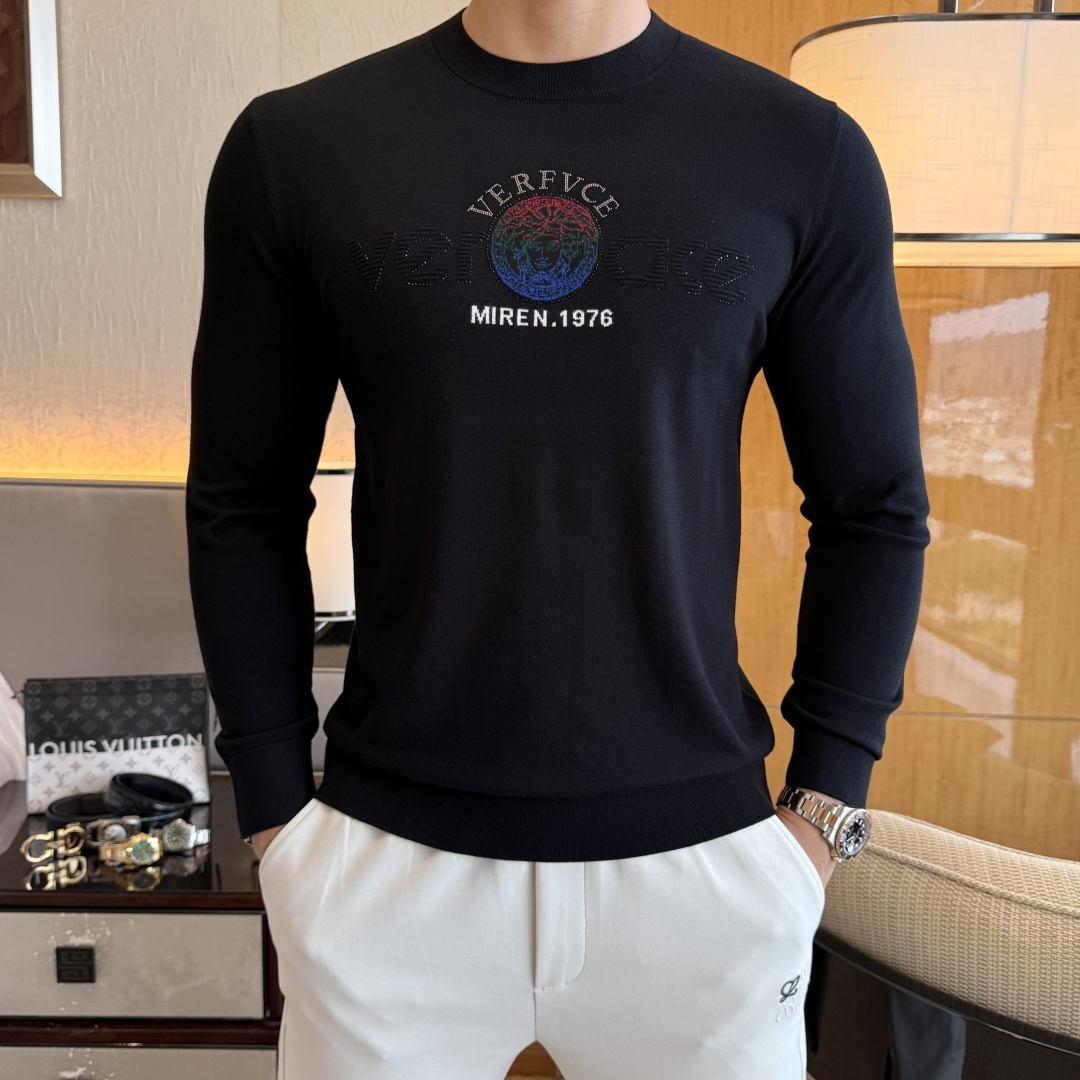 NO:528992,Versace - 2025ss autumn and winter counter has a big hit knitted sweater, casual and fashionable outside, essential for inner wear, customized imported wool blend fabric, delicate fabric, close-fitting and comfortable without rigging, good upper body style, warm, the counter logo design is very unique, original quality and craftsmanship is absolutely the highest version in the market, the top original version is super-skinned, soft and crisp, not easy to deform. The lock edge sewing plates are very rigorous and exquisite, absolutely first-line OEM requirements!  Don't miss it, male gods!  Size M-3XL, versace,alexander wang19860909范思哲 - 2025ss秋冬专柜大爆款针织毛衫,休闲时尚外穿 内搭必备款,定制进口羊毛混纺面料,面料手感细腻,贴身舒适不扎肉,上身版型好 穿着保暖,专柜标志设计非常独特,原版品质与工艺 绝对市场最高版本 顶级原版穿着超赞 柔顺挺括,不易变形.锁边缝盘都非常严谨考究 绝对一线代工要求！男神们别错过！ 尺码 M-3XL,,versace,alexander wang,Men's clothing