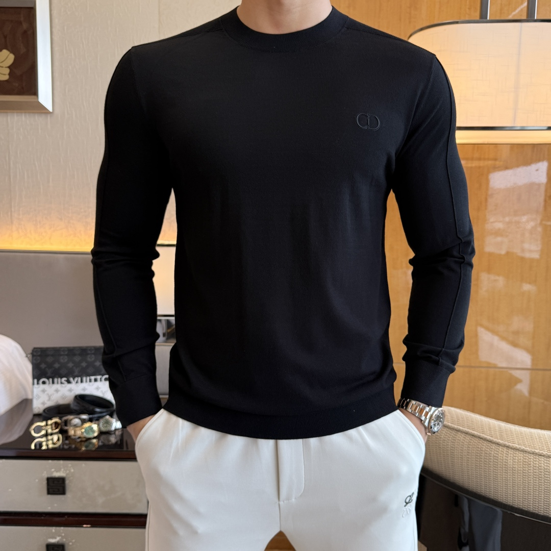 NO:528447,Dior - 2025ss autumn and winter counter hits a big knitted sweater, casual and fashionable outside, essential for inner wear, customized imported wool blend fabric, delicate fabric, close-fitting and comfortable without rigging, good upper body style, warm, the counter logo design is very unique, original quality and craftsmanship is absolutely the highest version in the market, the top original version is super-skinned, soft and crisp, not easy to deform. The lock edge sewing plates are very rigorous and exquisite, absolutely first-line OEM requirements!  Don't miss it, male gods!  Size M-3XL,dior,alexander wang19860909迪奥 - 2025ss秋冬专柜大爆款针织毛衫,休闲时尚外穿 内搭必备款,定制进口羊毛混纺面料,面料手感细腻,贴身舒适不扎肉,上身版型好 穿着保暖,专柜标志设计非常独特,原版品质与工艺 绝对市场最高版本 顶级原版穿着超赞 柔顺挺括,不易变形.锁边缝盘都非常严谨考究 绝对一线代工要求！男神们别错过！ 尺码 M-3XL,,dior,alexander wang,Men's clothing
