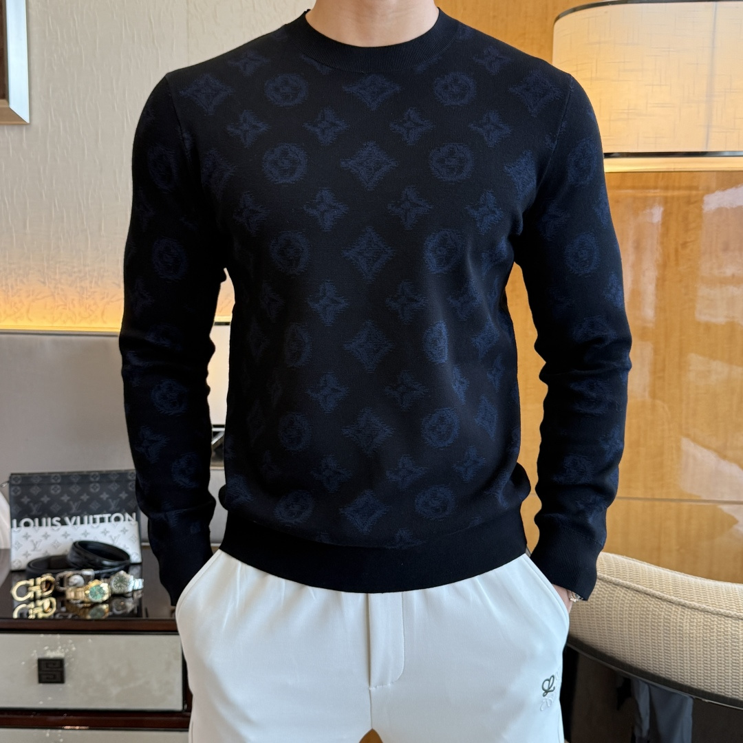 NO:528460,LV - 2025ss autumn and winter counter hits a big knitted sweater, casual and fashionable outside, essential for inner wear, customized imported wool blend fabric, delicate fabric, close-fitting and comfortable without rigging, good upper body style, warm, the counter logo design is very unique, original quality and craftsmanship is absolutely the highest version in the market, the top original version is super-skinned, soft and crisp, not easy to deform. The lock edge sewing plates are very rigorous and exquisite, absolutely first-line OEM requirements!  Don't miss it, male gods!  Size M-3XL, louis vuitton,alexander wang19860909LV - 2025ss秋冬专柜大爆款针织毛衫,休闲时尚外穿 内搭必备款,定制进口羊毛混纺面料,面料手感细腻,贴身舒适不扎肉,上身版型好 穿着保暖,专柜标志设计非常独特,原版品质与工艺 绝对市场最高版本 顶级原版穿着超赞 柔顺挺括,不易变形.锁边缝盘都非常严谨考究 绝对一线代工要求！男神们别错过！ 尺码 M-3XL,,louis vuitton,alexander wang,Men's clothing