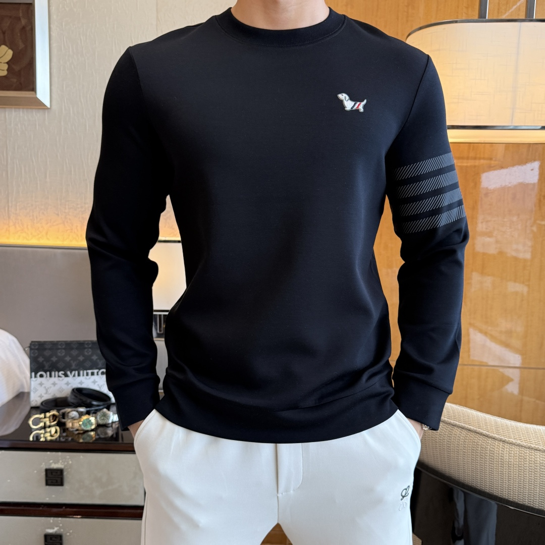 NO:527376,TB - ss is a new autumn model, the highest version of fashionable sweatshirt, a must-have classic work every year. It is favored and praised by major stars. It is selected with high-end European cotton blend fabrics, heavy craftsmanship production, original hardware and auxiliary materials logo design, soft and smooth, and dense texture!  Fashionable and stylish upper body!  One of the impeccable must-choose styles for autumn!  M-3XL, hoodie, sweatshirts, alexander wang19860909TB - ss秋季大爆新款,最高版本时尚卫衣、每年必出的经典之作.受各大明星的青睐推崇,精选高端欧棉混纺面料,重工艺制作,原版五金辅料logo设计,柔软顺滑,质地密实！上身时尚有型！秋季无可挑剔必选款式之一！M-3XL,,hoodie,sweatshirts,alexander wang,Men's clothing